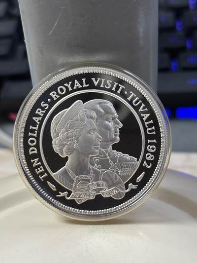 第184期拍卖 - 图瓦卢1982年伊丽莎白二世皇室访问纪念银币。925银，35克银价448，发行3000枚