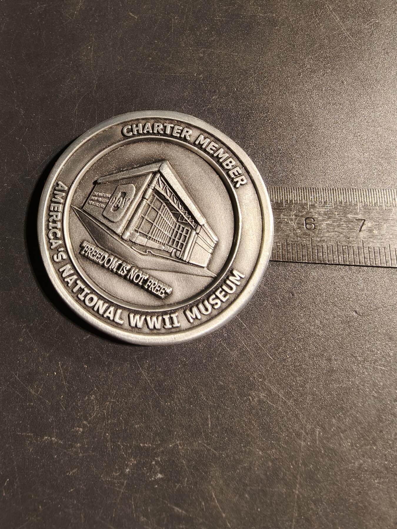 老王徽章第168期 美国新奥尔良二战国家战争博物馆胜利日纪念章      原盒      直径50mm.     重量38.9g