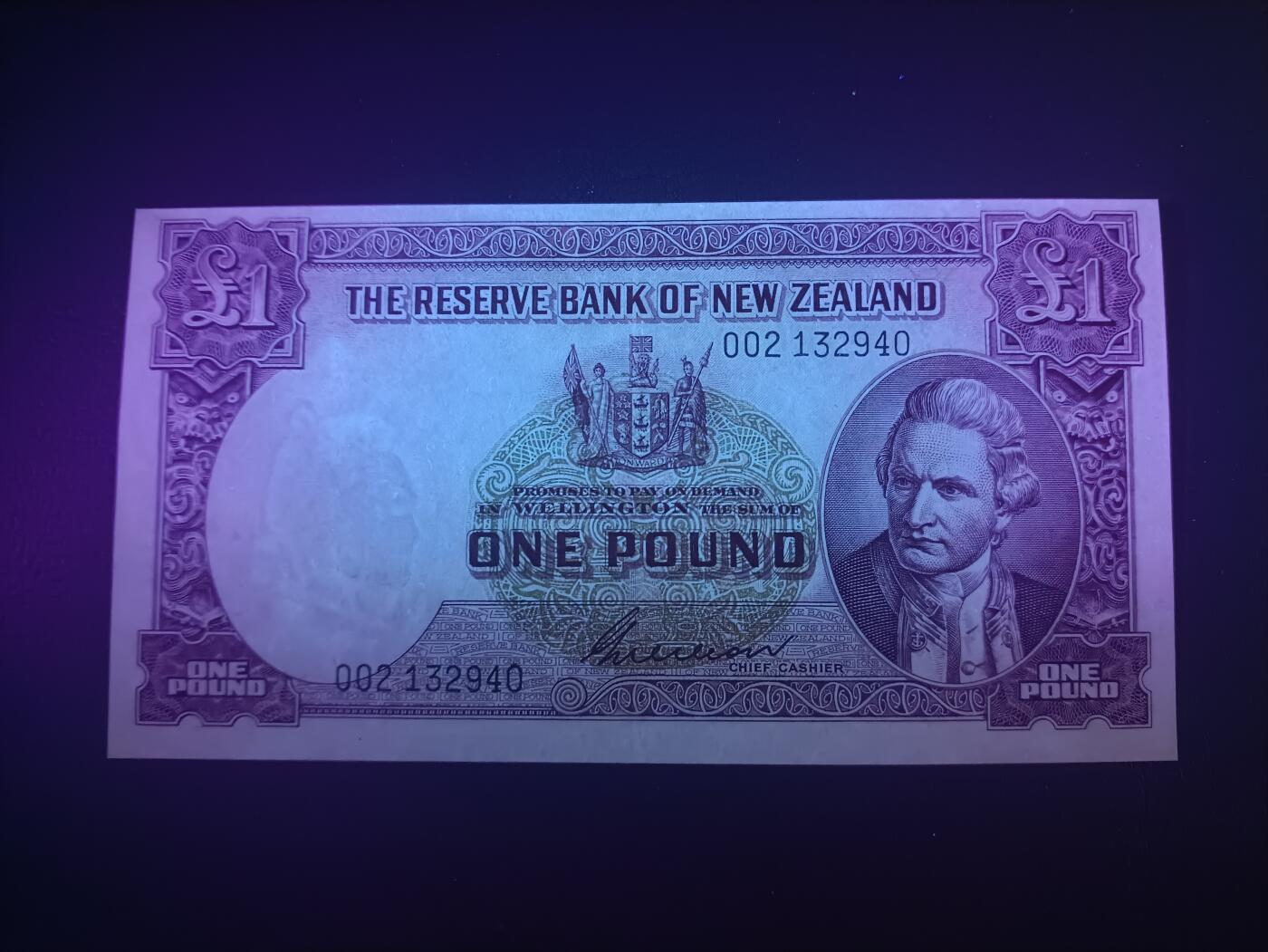 2025十二月第一期，总206期 新西兰1957版1镑AUNC，战后签名，库克船长和帆船