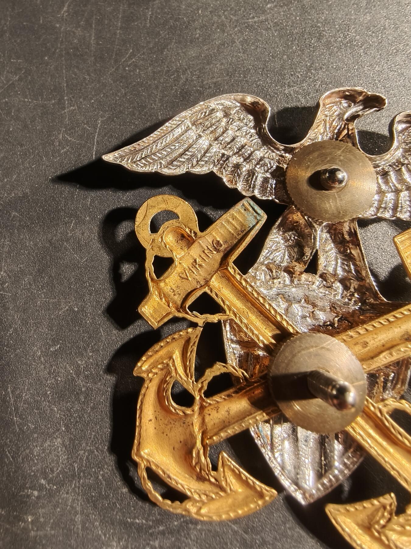 老王徽章第168期 美国海军大檐帽帽徽    包10k金    名厂Viking 制造