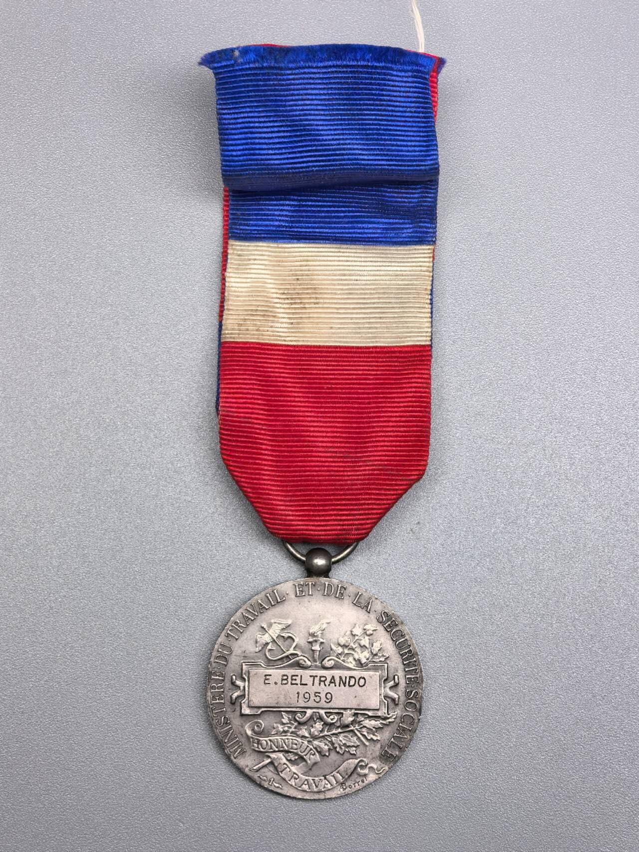 小驴勋章奖章收藏12月06日周六晚六点拍卖（珍爱和平，收藏战争，铭记历史，勿忘国耻，忠党爱国。有偿代拍，送拍规则在简介最后，参拍须阅读规则后再参拍，关系到运费包装发货时效真假辨别等关键信息，拍卖时不再发原图，看大图店主微信码在拍卖店铺介绍里） 法国劳工奖章，带1、丰饶角银标