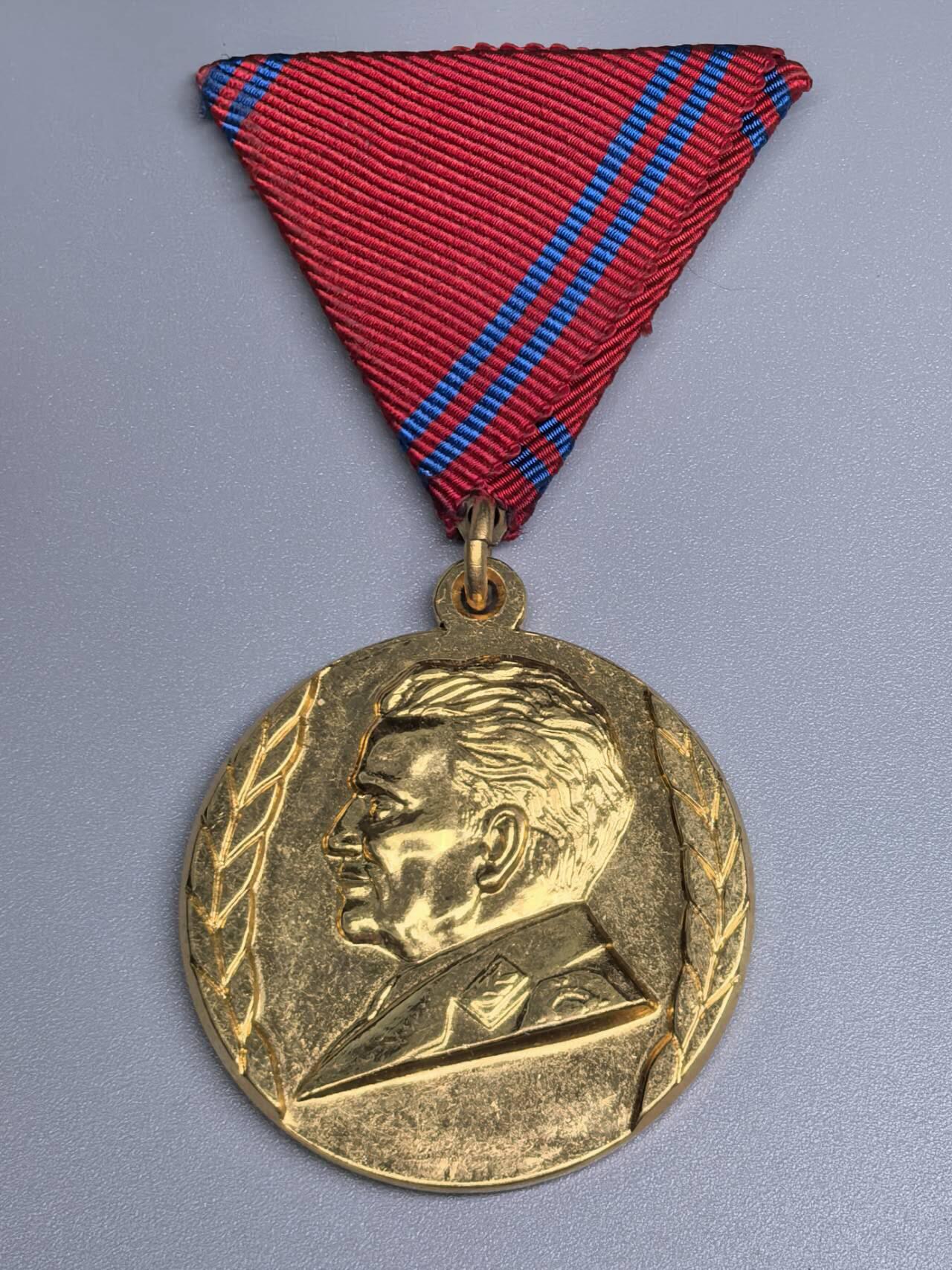 小驴勋章奖章收藏12月06日周六晚六点拍卖（珍爱和平，收藏战争，铭记历史，勿忘国耻，忠党爱国。有偿代拍，送拍规则在简介最后，参拍须阅读规则后再参拍，关系到运费包装发货时效真假辨别等关键信息，拍卖时不再发原图，看大图店主微信码在拍卖店铺介绍里） 南斯拉夫建军40周年奖章