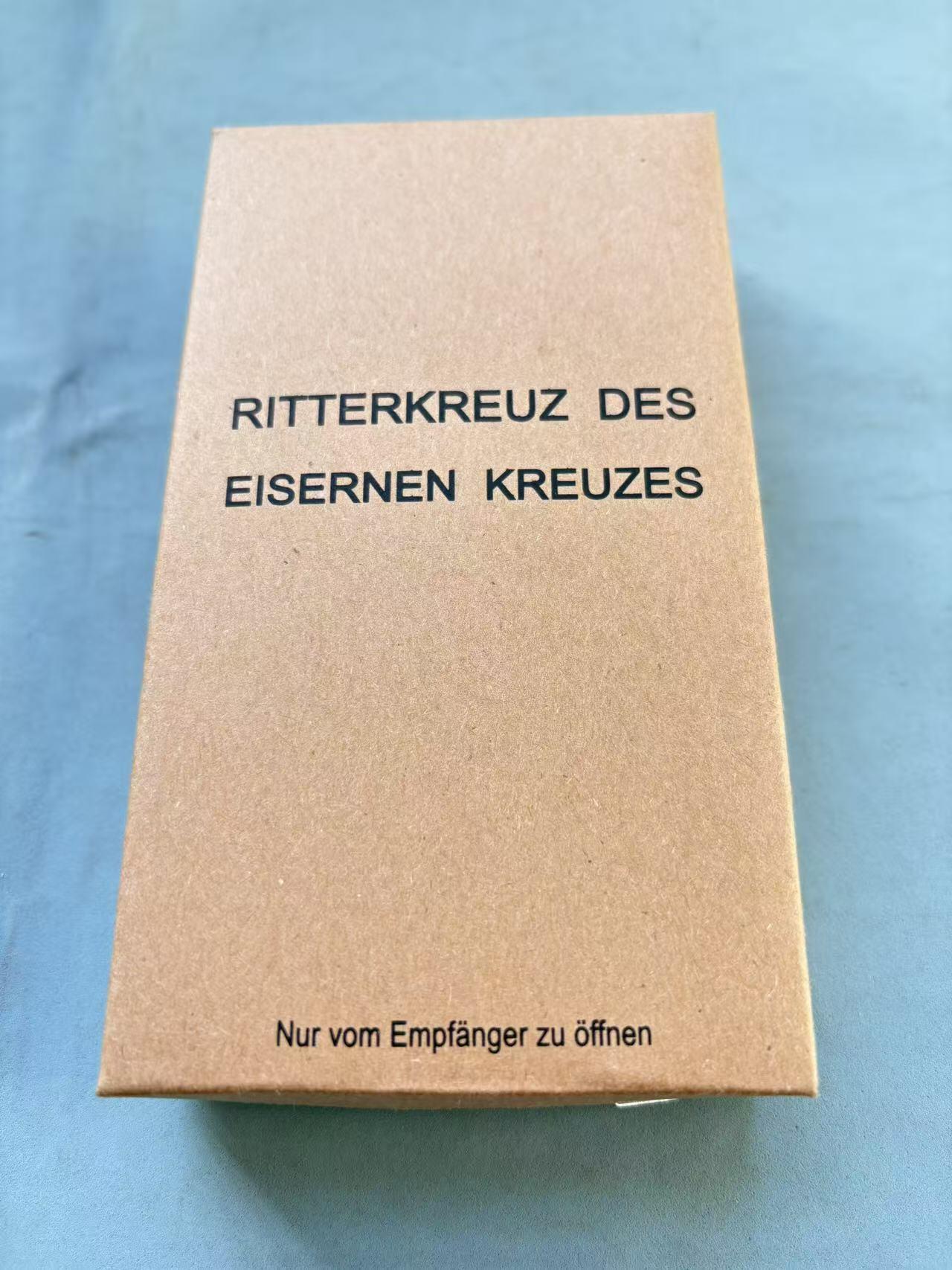 盛世勋华——号角文化勋章邮票专场拍卖第292期 德国（1939）骑士级铁十字勋章 带原盒和纸盒 银制带800银标 复制品 大全套，包装标识：盒子上的“C.E.Juncker Berlin SW 68”是德国历史上著名的勋章制造商（容克公司），该品牌常为德国官方生产勋章类物品。