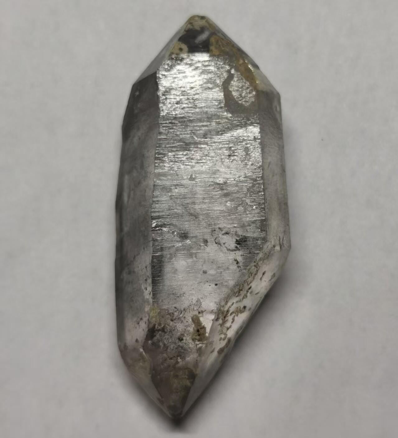 七河·世界钱币杂件水晶矿标小拍（总第30期） 藏家出品 X662 云贵闪灵水晶原石，有可活动的黑胆和水胆和流砂 本件拍品由合作藏家邮寄 库存编号 242-45。