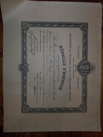 凯旋世界勋赏（第20期）（欢迎送拍）（对拍品有疑问请询问客服，不接受到手刀，出价默认拍品品相。请认真阅读拍卖规则！出价默认已认可！）（收到货请录制开箱视频，无视频概不处理问题。） - 1940年法国劳动与社会保障部颁发的劳动荣誉奖章证书