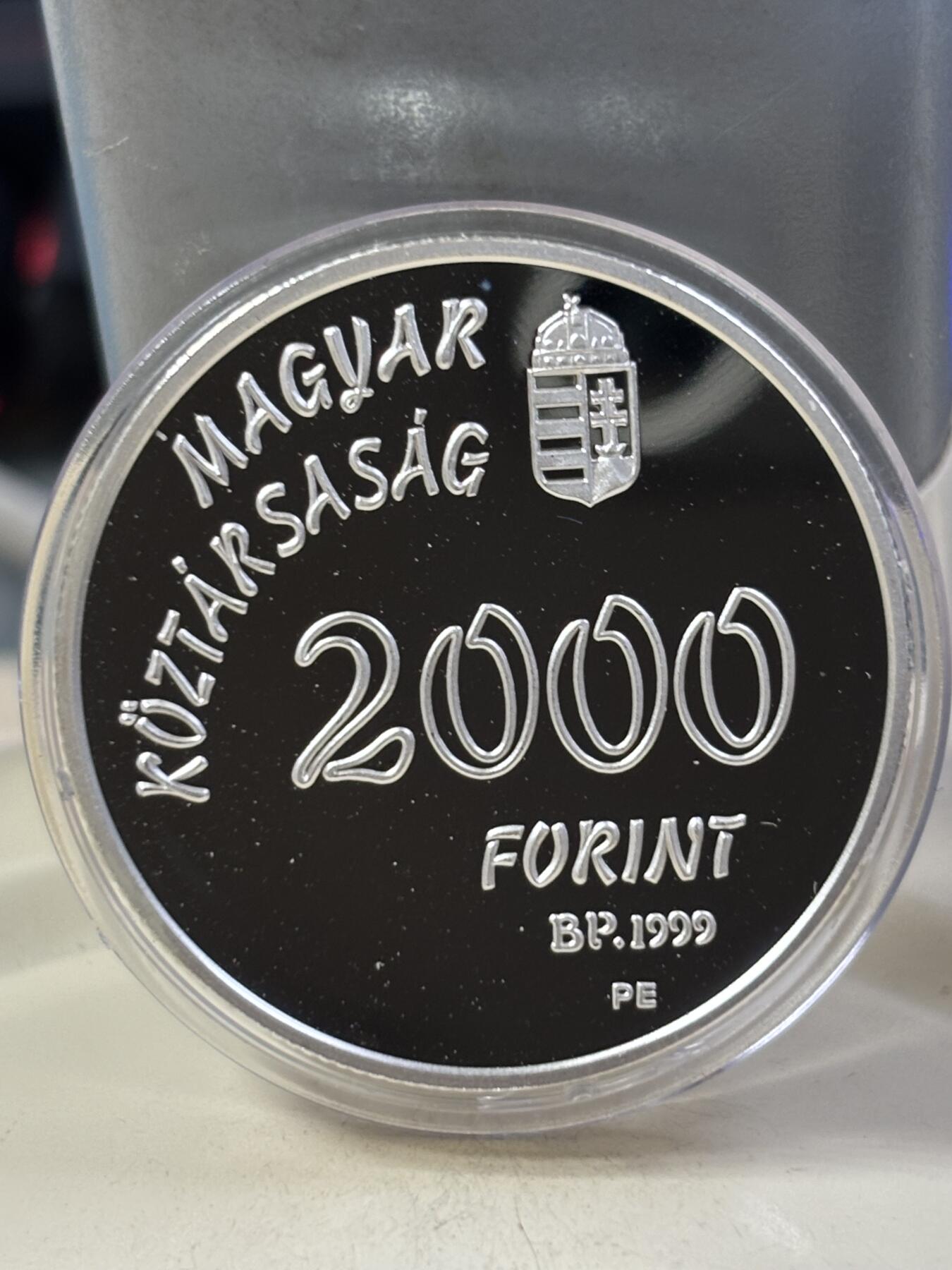 第184期拍卖 匈牙利1999年 27届悉尼奥运会2000福林精制银币 925银 20克银价256 发行量：1万4千 盒证全，盒子断开