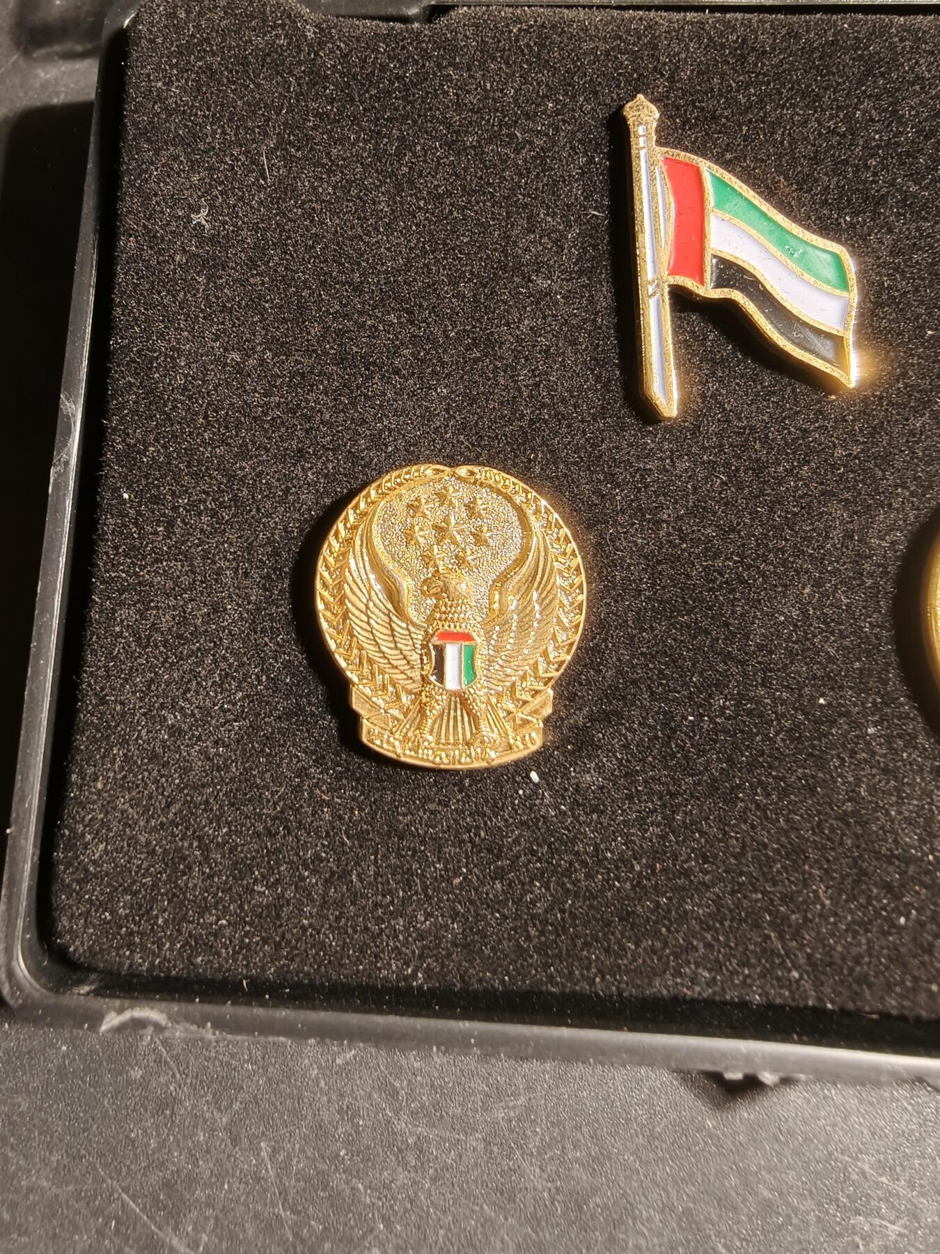 老王徽章第168期 阿联酋独立35周年纪念徽章     3枚一组     原盒
