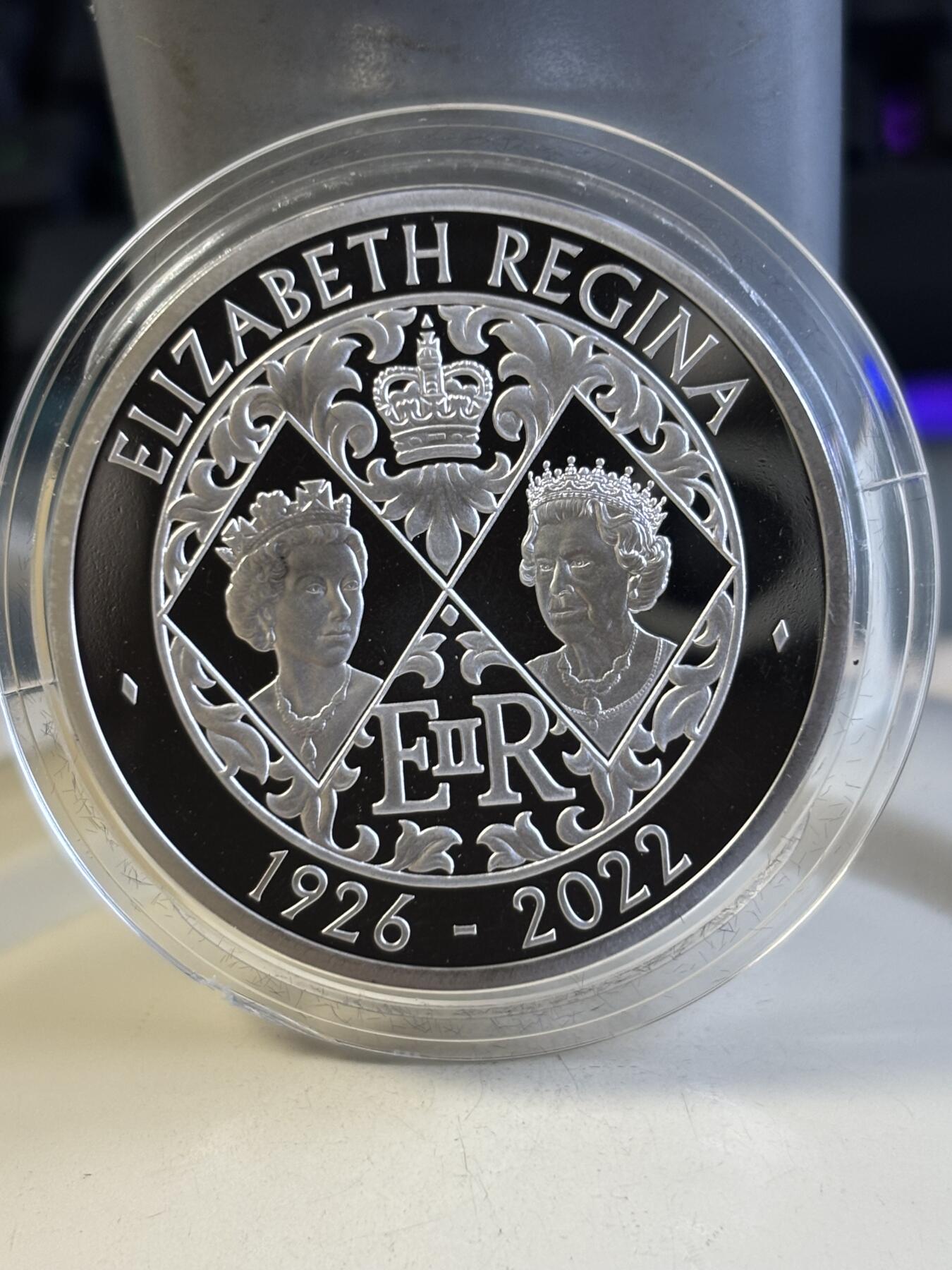 第184期拍卖 英国2022年致敬女王伊丽莎白二世加厚精制纪念银币，925银，56.56克银价725，边缘有氧化