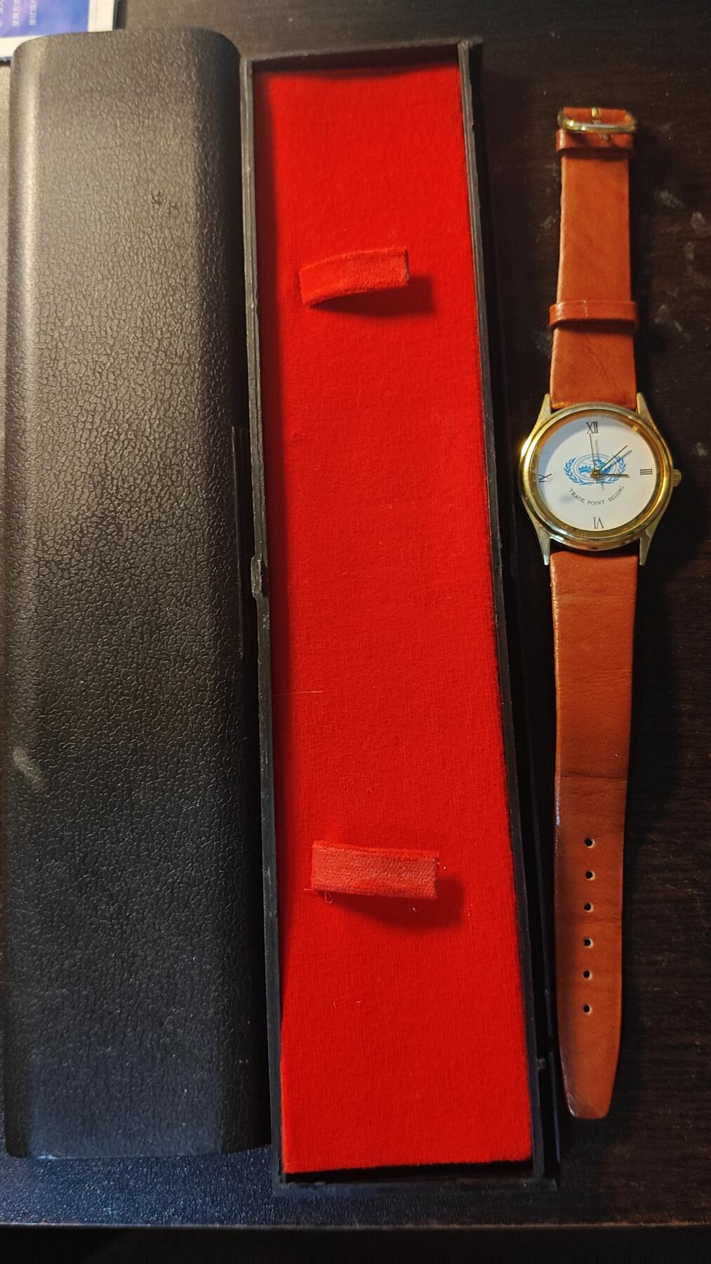 罗岚⭐新藏⭐特惠专拍第一场-分享拍场赚佣 90年代左右联合国驻北京贸易网络中心纪念手表，原盒库存品，未测试