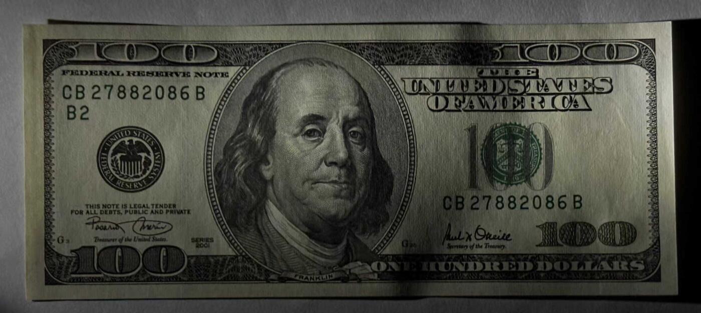 《外钞收藏家》第五百九十一期（畅拍场）（本平台长期征集拍品、欢迎藏友们联系合作） 2001年 大头版100美元 实物图 号码无4