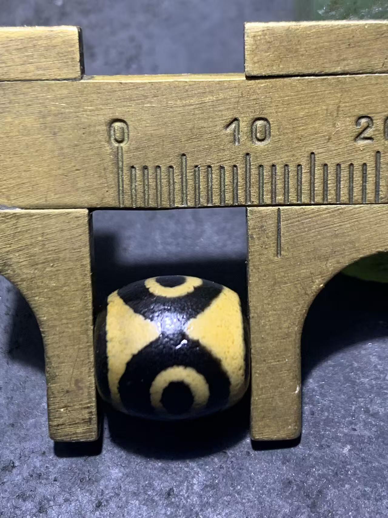 仅此一颗，精品藏传牙黄三眼玛瑙天珠一颗，，