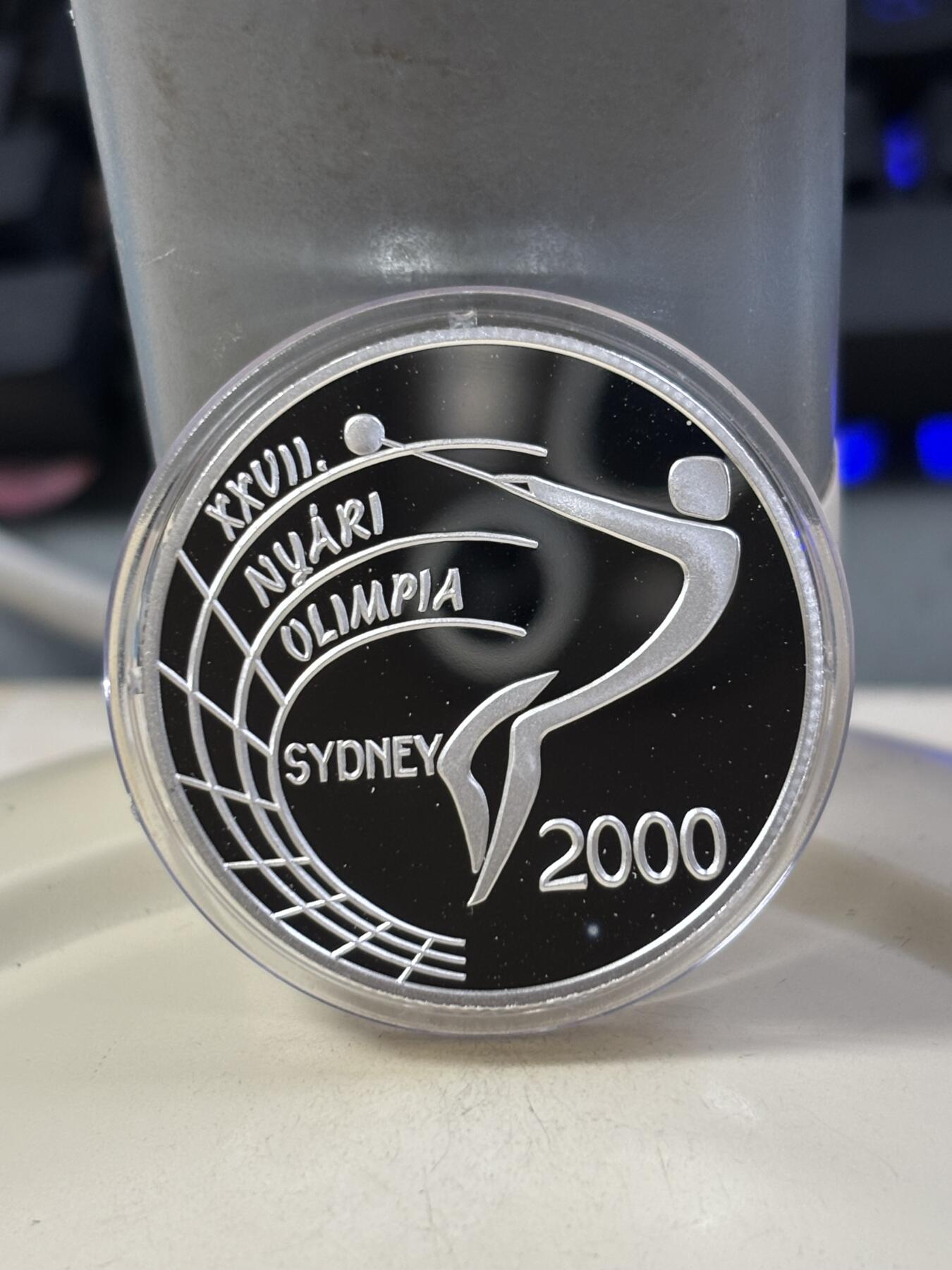 第184期拍卖 匈牙利1999年 27届悉尼奥运会2000福林精制银币 925银 20克银价256 发行量：1万4千 盒证全，盒子断开