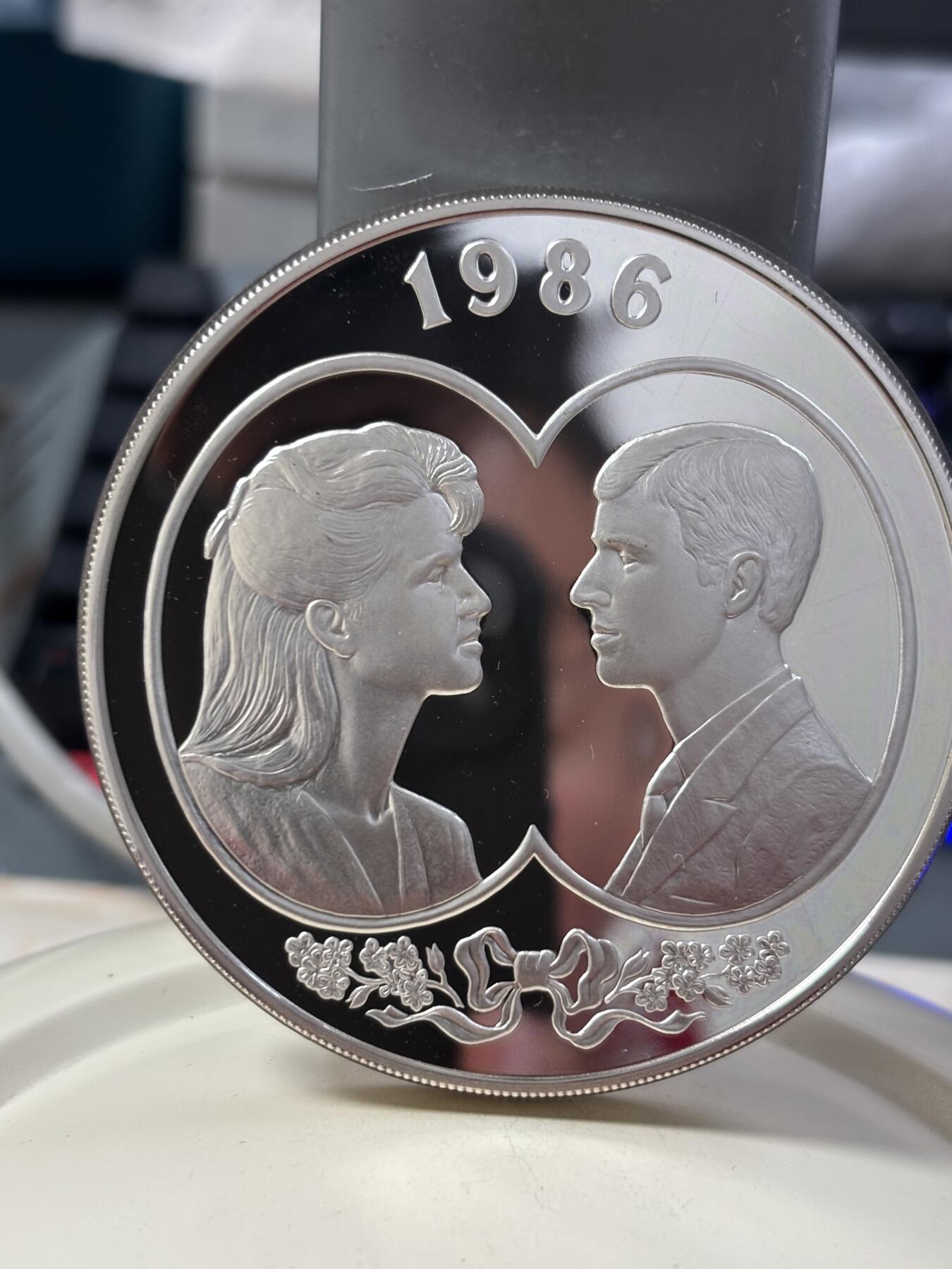 第184期拍卖 福克兰群岛 1986年150克英王婚姻钱币25英磅精制纪念银币 带盒证书，925银银价1923