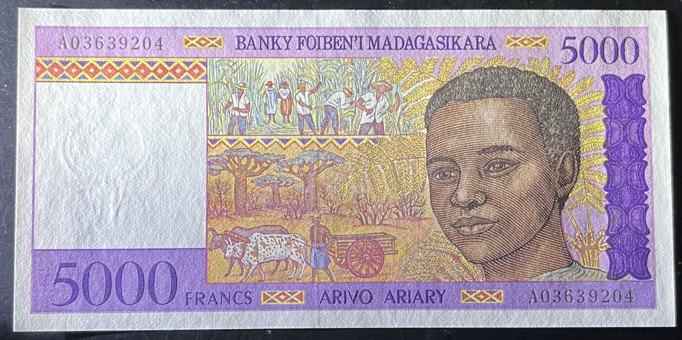 小福收藏拍卖第197期 裸钞场 本期有多张豹子号靓号 百慕大03年50元纪念钞百位号 马来亚和英属婆罗洲开国第一张纸币大冠女王 马来亚 41年1元英王乔六 法属太平洋10000法郎 捷克1000克朗纪念钞千位号  卢森堡 1000法郎  萨尔瓦多样钞 匈牙利 法罗群岛 危地马拉等多国精美纸币 马达加斯加 1995年 5000法郎 A冠 unc