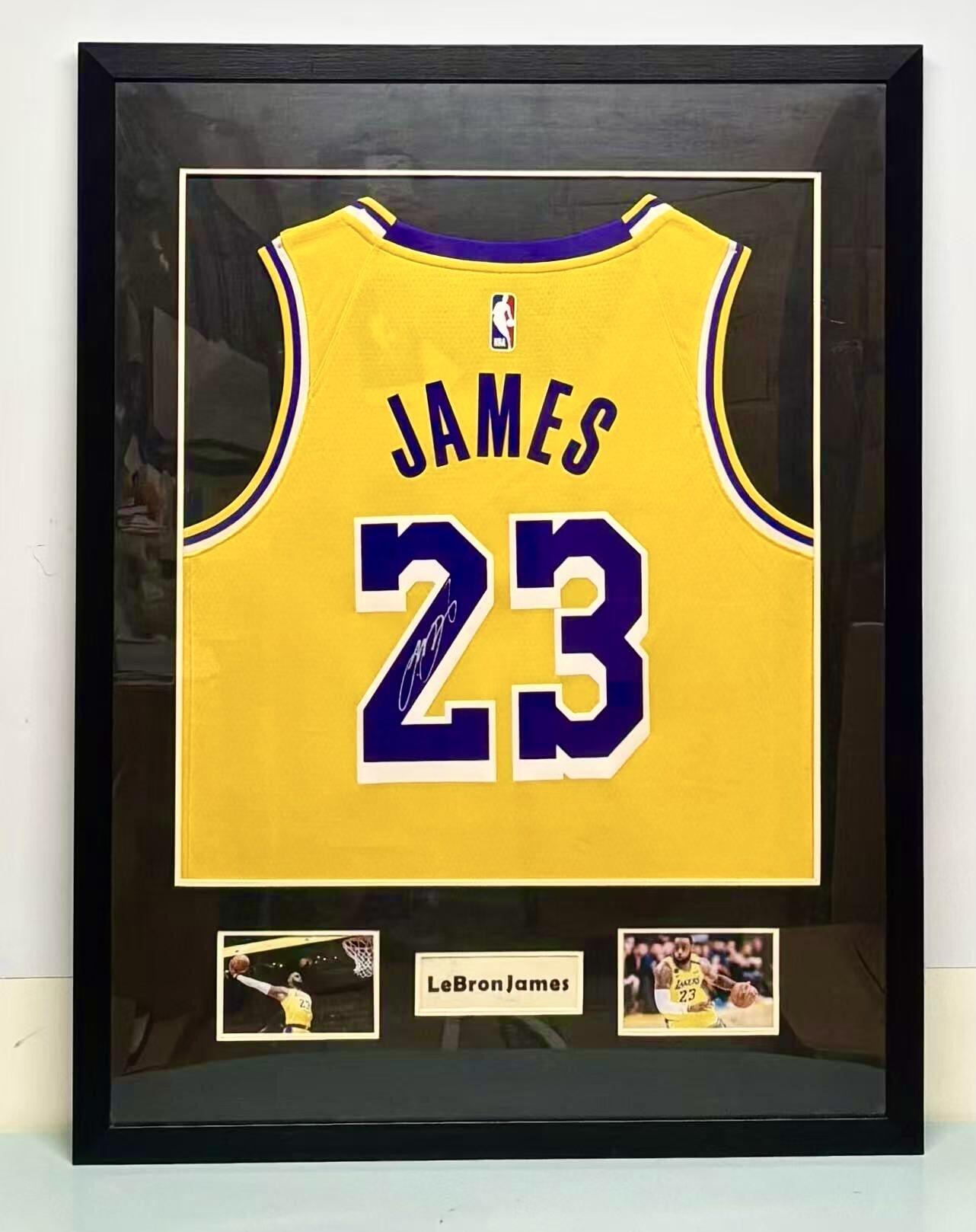零元拍：詹姆斯亲笔签名湖人总冠军主场球衣，已做精美装裱，亚克力有轻微划痕，外框尺寸：647X847MM。因展品出展，镜框可能有轻微划痕，介意勿拍