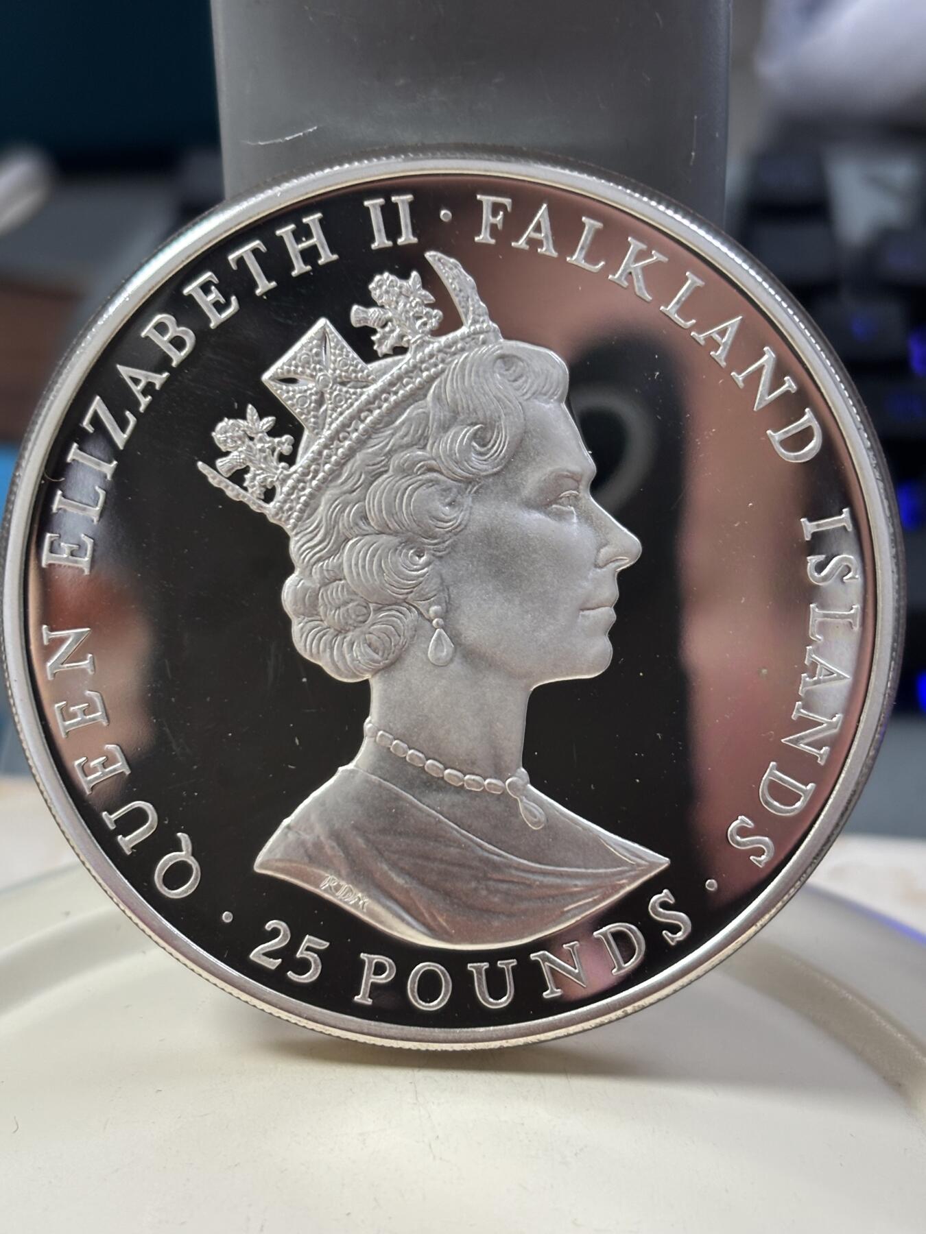 第184期拍卖 福克兰群岛 1986年150克英王婚姻钱币25英磅精制纪念银币 带盒证书，925银银价1923