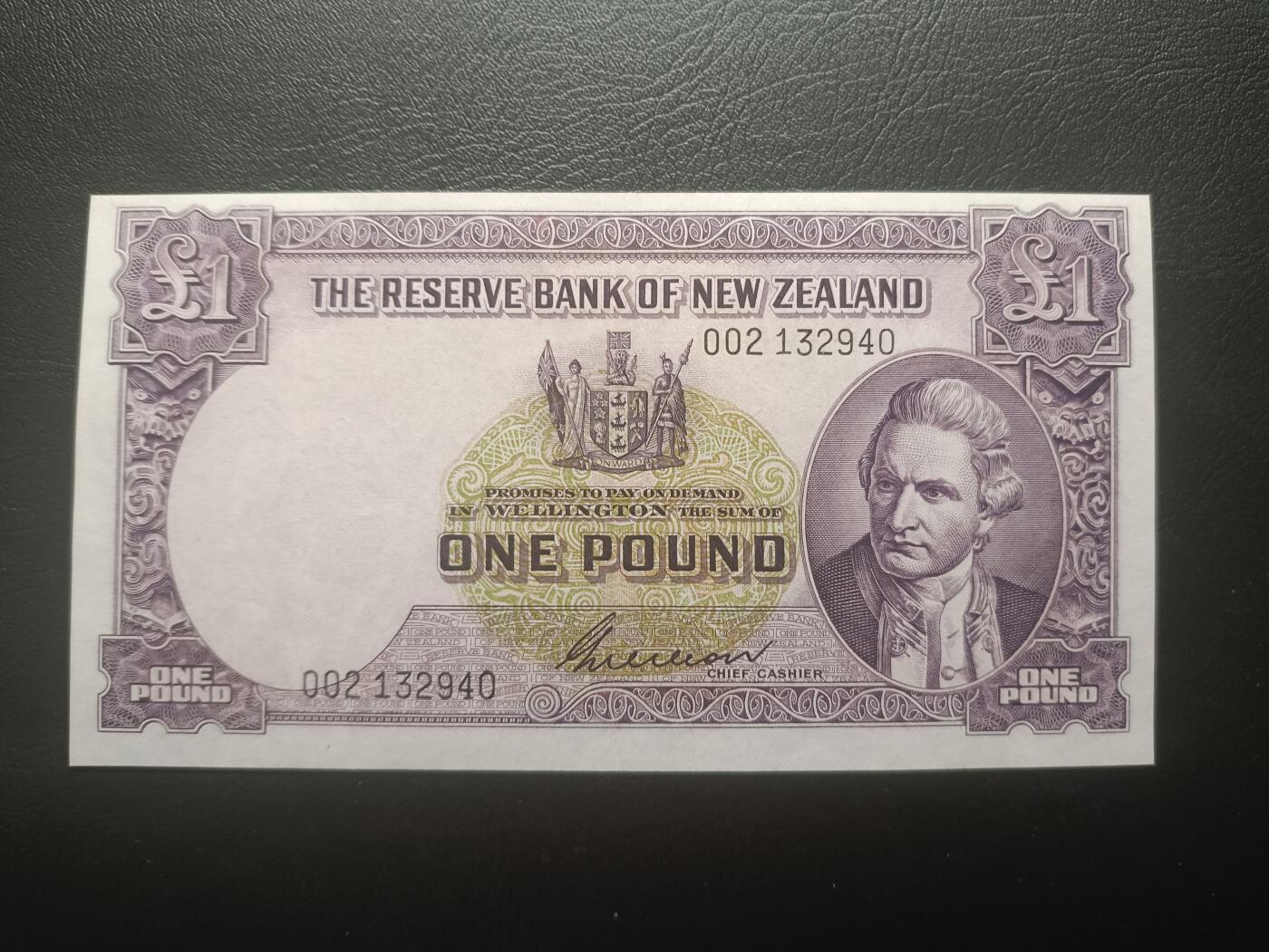 2025十二月第一期，总206期 新西兰1957版1镑AUNC，战后签名，库克船长和帆船