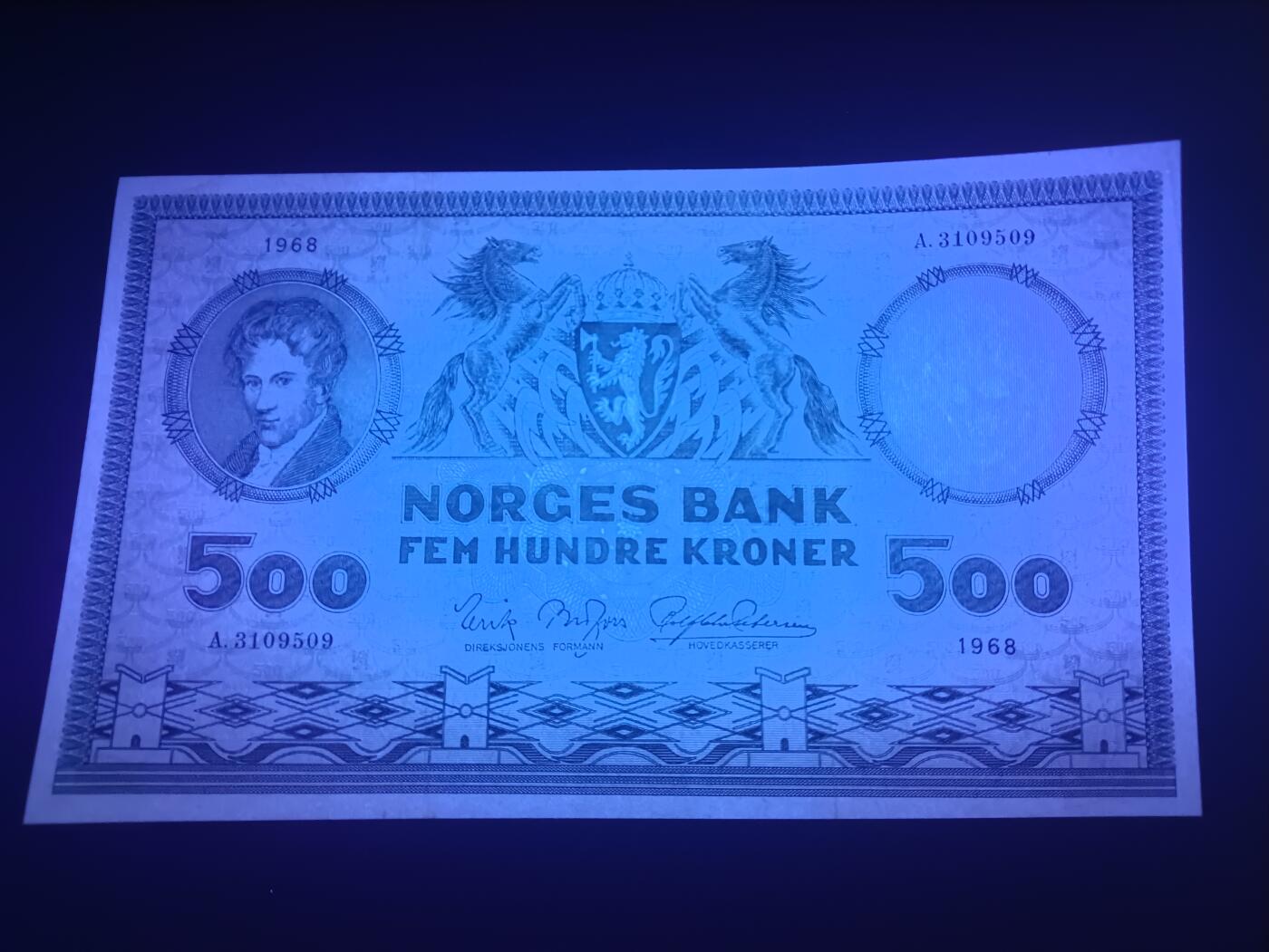 2025十二月第一期，总206期 挪威1968年500克朗AUNC首冠A冠无47，超级大票幅，椭圆函数奠基人之一的数学家阿贝尔和河边工厂里二人进行机械制造的图景，挪威钞票历史上经典的品种之一