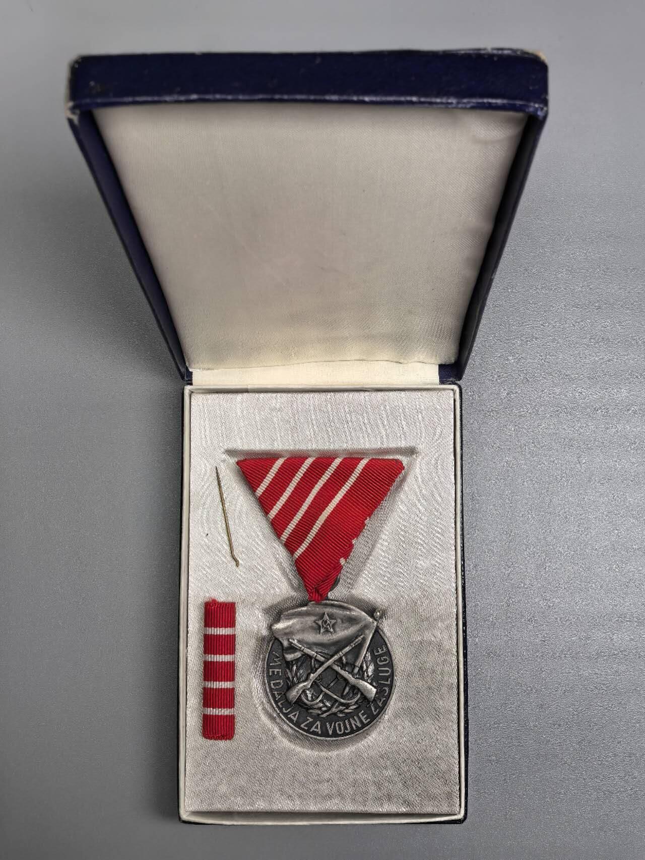 小驴勋章奖章收藏12月06日周六晚六点拍卖（珍爱和平，收藏战争，铭记历史，勿忘国耻，忠党爱国。有偿代拍，送拍规则在简介最后，参拍须阅读规则后再参拍，关系到运费包装发货时效真假辨别等关键信息，拍卖时不再发原图，看大图店主微信码在拍卖店铺介绍里） 南斯拉夫军事功勋奖章带盒带略，略针断了