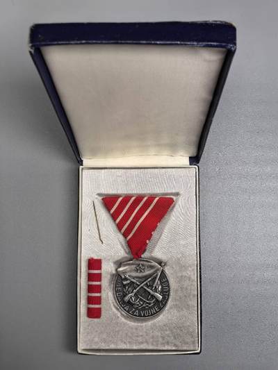 小驴勋章奖章收藏12月06日周六晚六点拍卖（珍爱和平，收藏战争，铭记历史，勿忘国耻，忠党爱国。有偿代拍，送拍规则在简介最后，参拍须阅读规则后再参拍，关系到运费包装发货时效真假辨别等关键信息，拍卖时不再发原图，看大图店主微信码在拍卖店铺介绍里） - 南斯拉夫军事功勋奖章带盒带略，略针断了