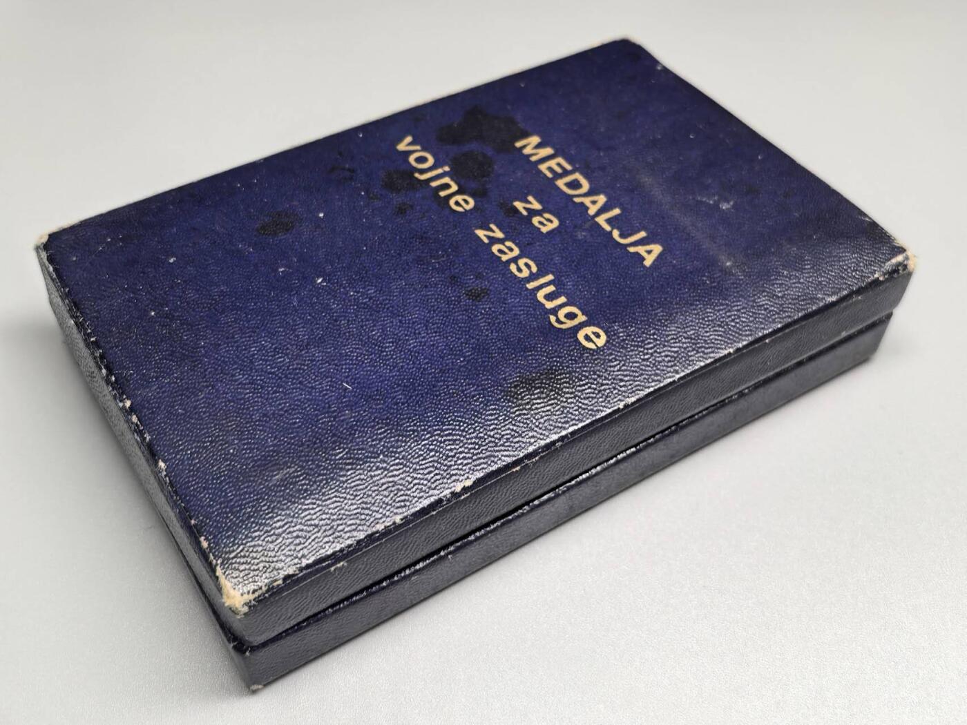 小驴勋章奖章收藏12月06日周六晚六点拍卖（珍爱和平，收藏战争，铭记历史，勿忘国耻，忠党爱国。有偿代拍，送拍规则在简介最后，参拍须阅读规则后再参拍，关系到运费包装发货时效真假辨别等关键信息，拍卖时不再发原图，看大图店主微信码在拍卖店铺介绍里） 南斯拉夫军事功勋奖章带盒带略，略针断了