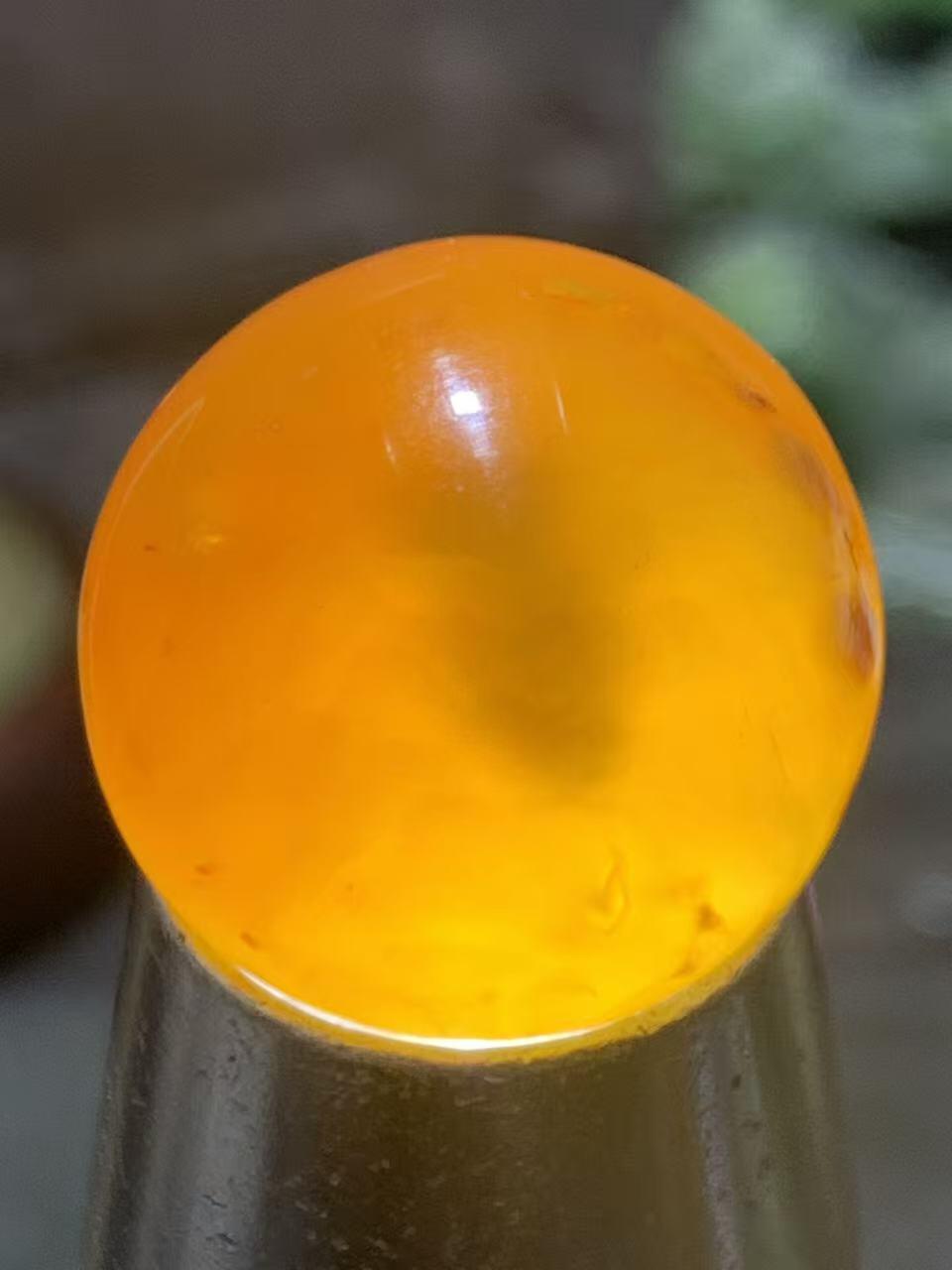 精美蒙料鸡油黄冻料战国红玛瑙圆珠一个，，