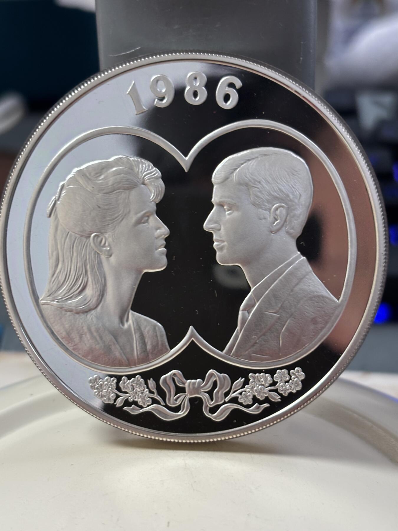 第184期拍卖 福克兰群岛 1986年150克英王婚姻钱币25英磅精制纪念银币 带盒证书，925银银价1923