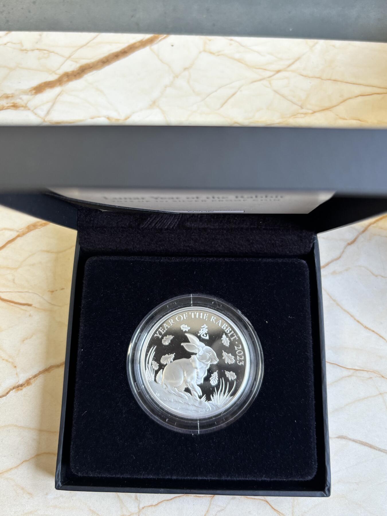 第184期拍卖 英国2023年中国生肖系列兔年1盎司精制纪念银币，999银，发行2888枚，有氧化