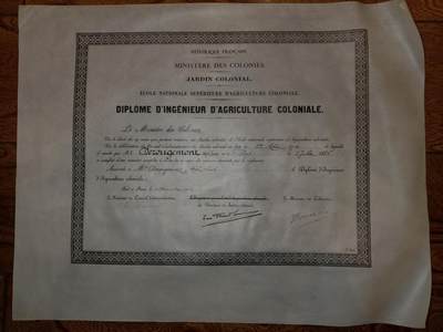 凯旋世界勋赏（第20期）（欢迎送拍）（对拍品有疑问请询问客服，不接受到手刀，出价默认拍品品相。请认真阅读拍卖规则！出价默认已认可！）（收到货请录制开箱视频，无视频概不处理问题。） - 羊皮纸版本法国殖民地农业工程师文凭证书法国殖民部部长是马塞尔·埃蒂安（Marcel Étiemble）签名