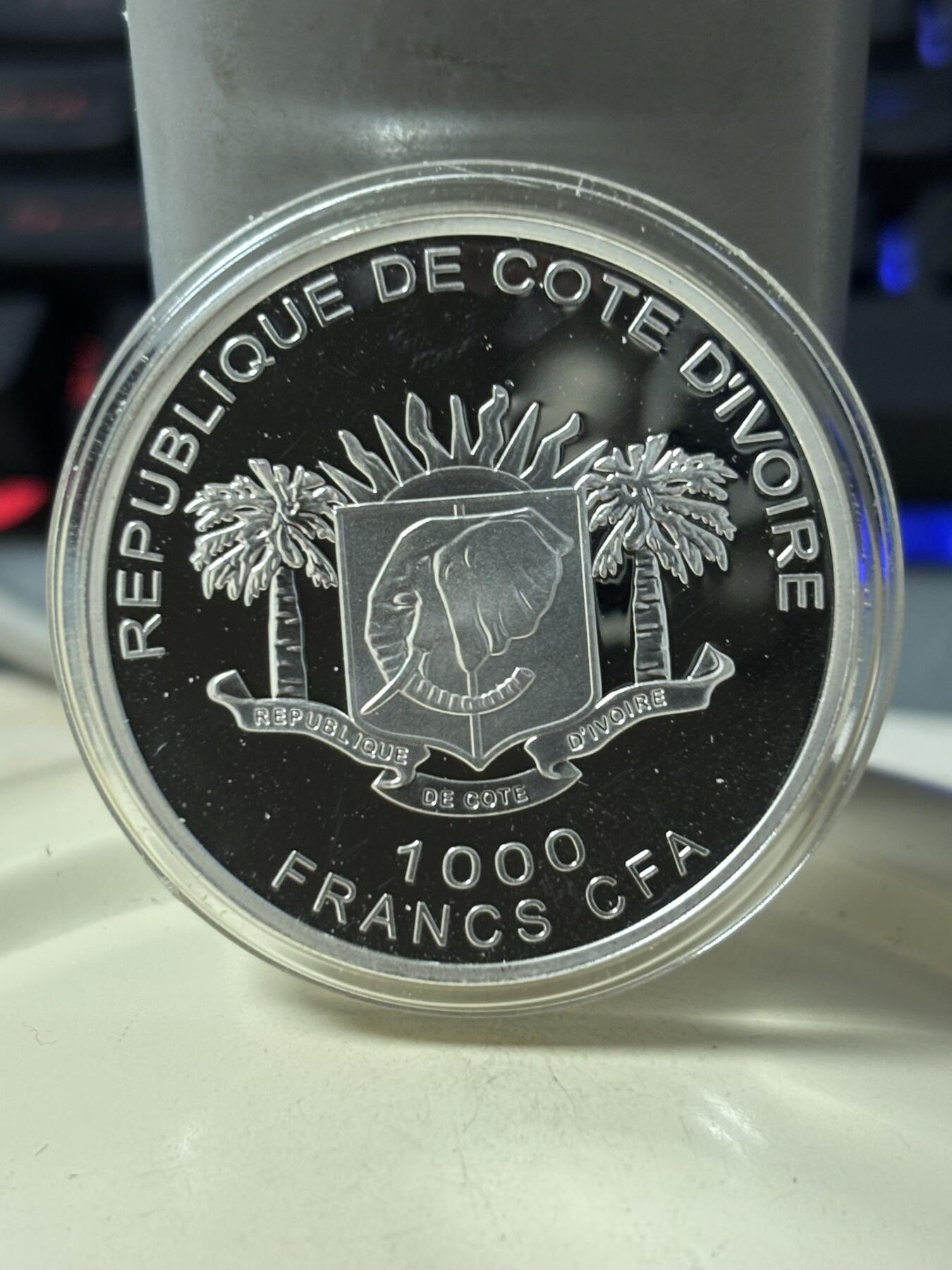 第184期拍卖 获奖币科特迪瓦2010猛犸象镶嵌镀金纪念银币，925银镀金，25克，世界最美25种钱币之一，有氧化