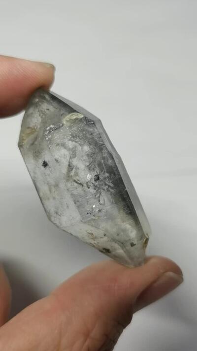 七河·世界钱币杂件水晶矿标小拍（总第30期） 藏家出品 X662 云贵闪灵水晶原石，有可活动的黑胆和水胆和流砂 本件拍品由合作藏家邮寄 库存编号 242-45。