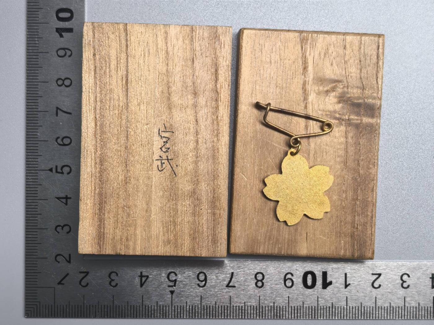 小驴勋章奖章收藏12月06日周六晚六点拍卖（珍爱和平，收藏战争，铭记历史，勿忘国耻，忠党爱国。有偿代拍，送拍规则在简介最后，参拍须阅读规则后再参拍，关系到运费包装发货时效真假辨别等关键信息，拍卖时不再发原图，看大图店主微信码在拍卖店铺介绍里） 妇人会徽章