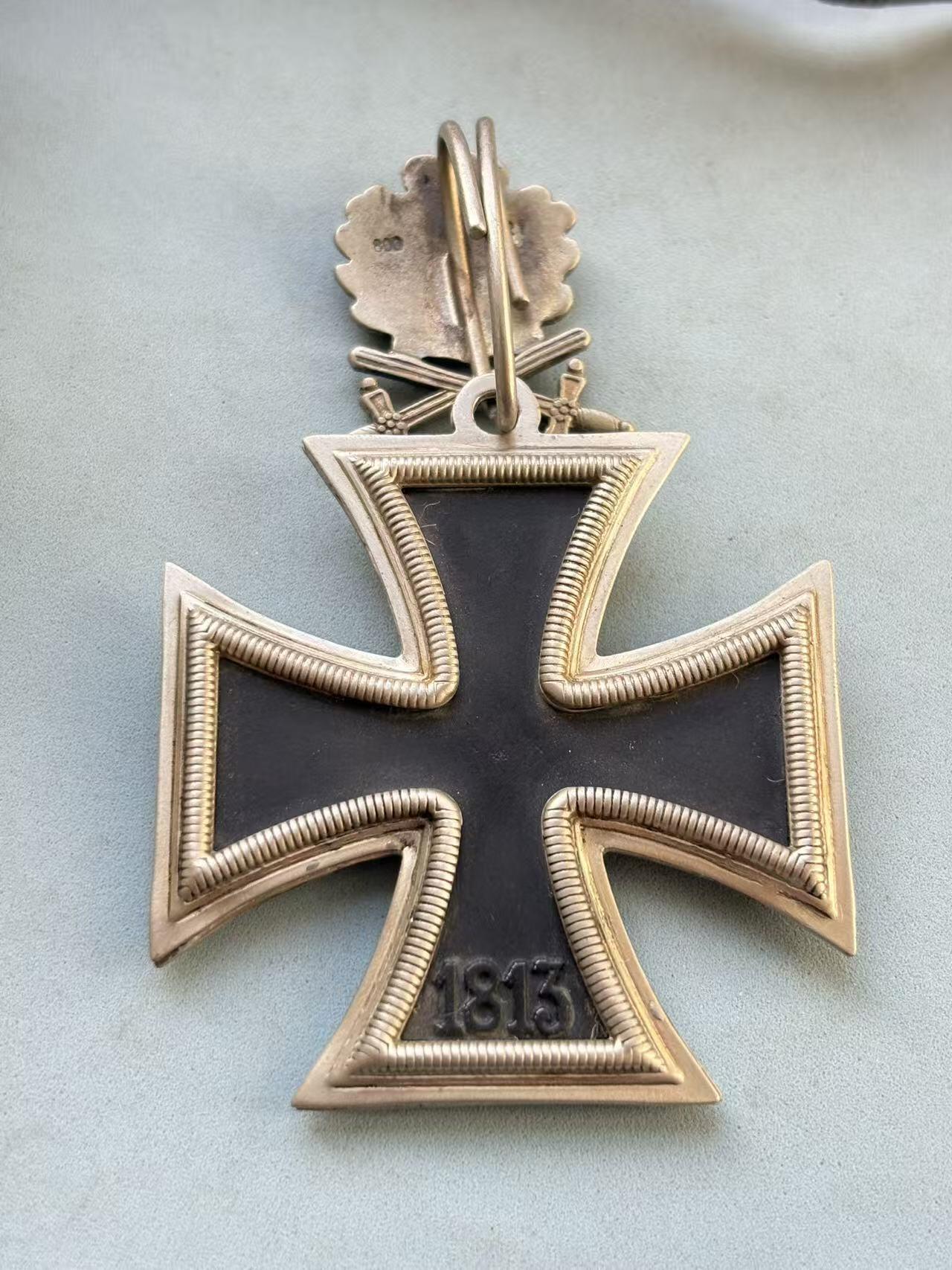 盛世勋华——号角文化勋章邮票专场拍卖第292期 德国（1939）骑士级铁十字勋章 带原盒和纸盒 银制带800银标 复制品 大全套，包装标识：盒子上的“C.E.Juncker Berlin SW 68”是德国历史上著名的勋章制造商（容克公司），该品牌常为德国官方生产勋章类物品。