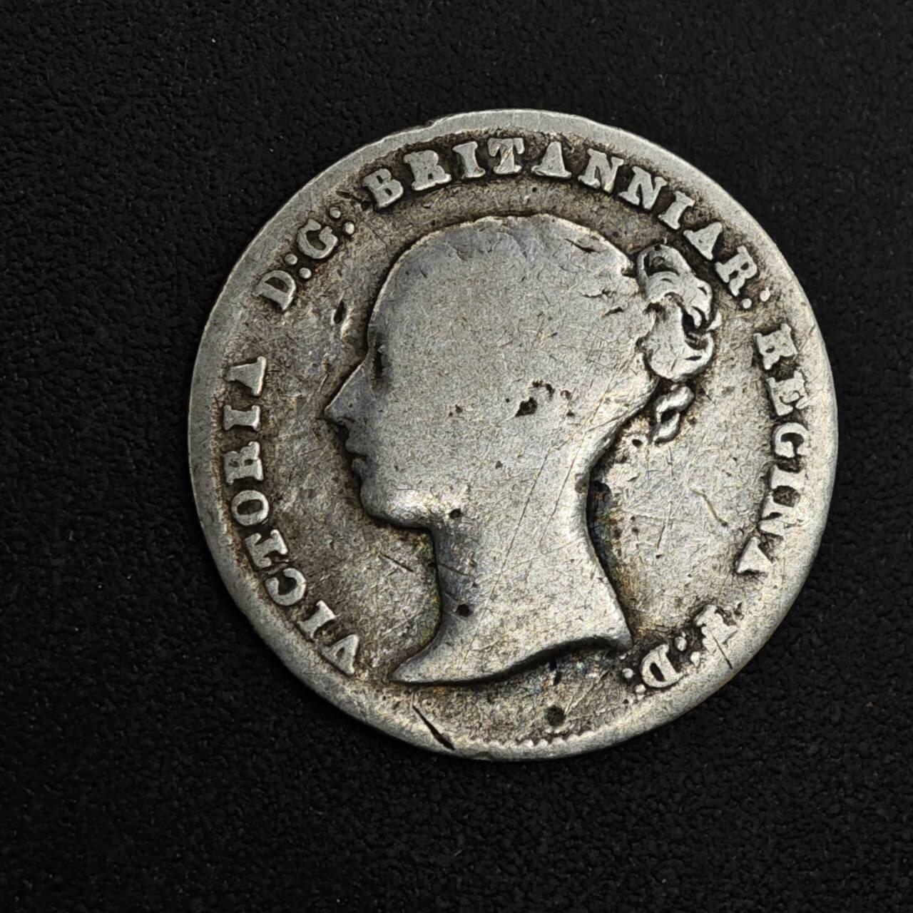 【淘币小摊】实时拍第八百一十八拍   散币小银币场   满百包邮可预留二周 每周一统一发货   英国1843年维多利亚3便士银币