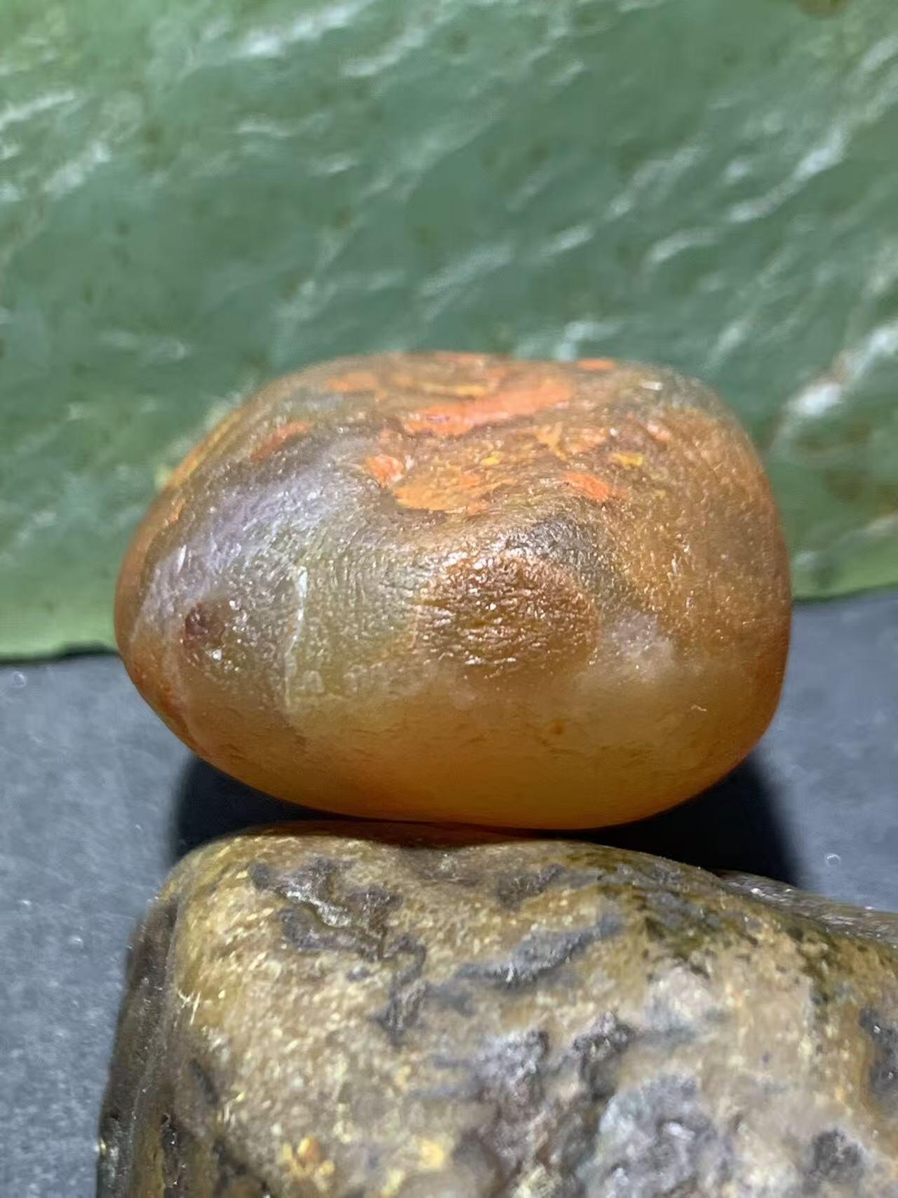 精美冻料飘柿子红水冲籽川料南红玛瑙原石一颗，