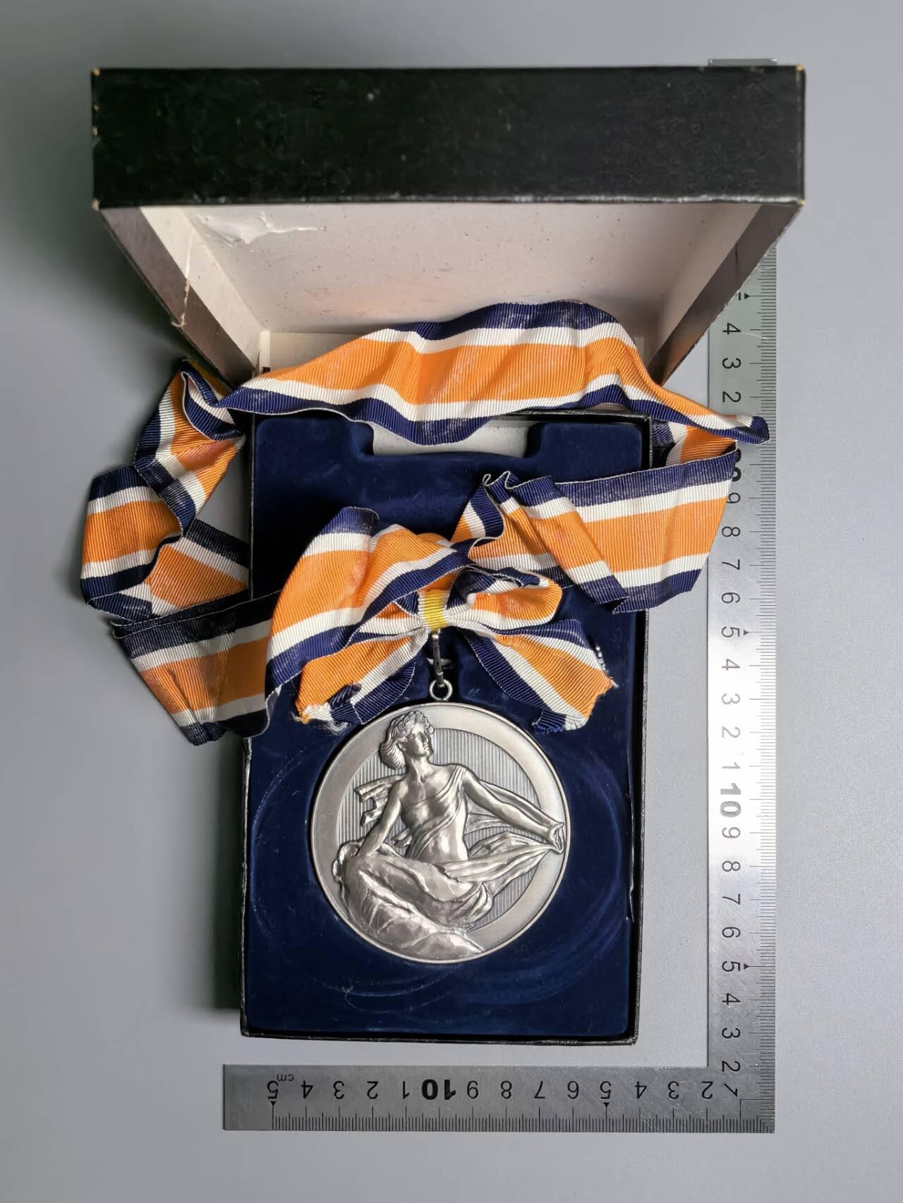 小驴勋章奖章收藏12月06日周六晚六点拍卖（珍爱和平，收藏战争，铭记历史，勿忘国耻，忠党爱国。有偿代拍，送拍规则在简介最后，参拍须阅读规则后再参拍，关系到运费包装发货时效真假辨别等关键信息，拍卖时不再发原图，看大图店主微信码在拍卖店铺介绍里） 运动会大奖章