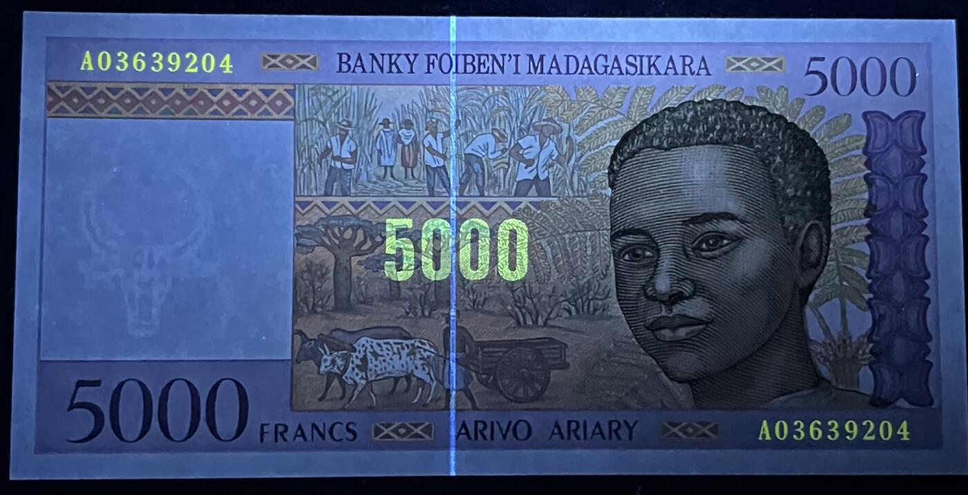 小福收藏拍卖第197期 裸钞场 本期有多张豹子号靓号 百慕大03年50元纪念钞百位号 马来亚和英属婆罗洲开国第一张纸币大冠女王 马来亚 41年1元英王乔六 法属太平洋10000法郎 捷克1000克朗纪念钞千位号  卢森堡 1000法郎  萨尔瓦多样钞 匈牙利 法罗群岛 危地马拉等多国精美纸币 马达加斯加 1995年 5000法郎 A冠 unc