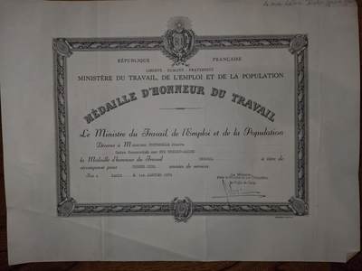 凯旋世界勋赏（第20期）（欢迎送拍）（对拍品有疑问请询问客服，不接受到手刀，出价默认拍品品相。请认真阅读拍卖规则！出价默认已认可！）（收到货请录制开箱视频，无视频概不处理问题。） - 1954年法国劳动、就业与人口部颁发的劳动荣誉奖章证书