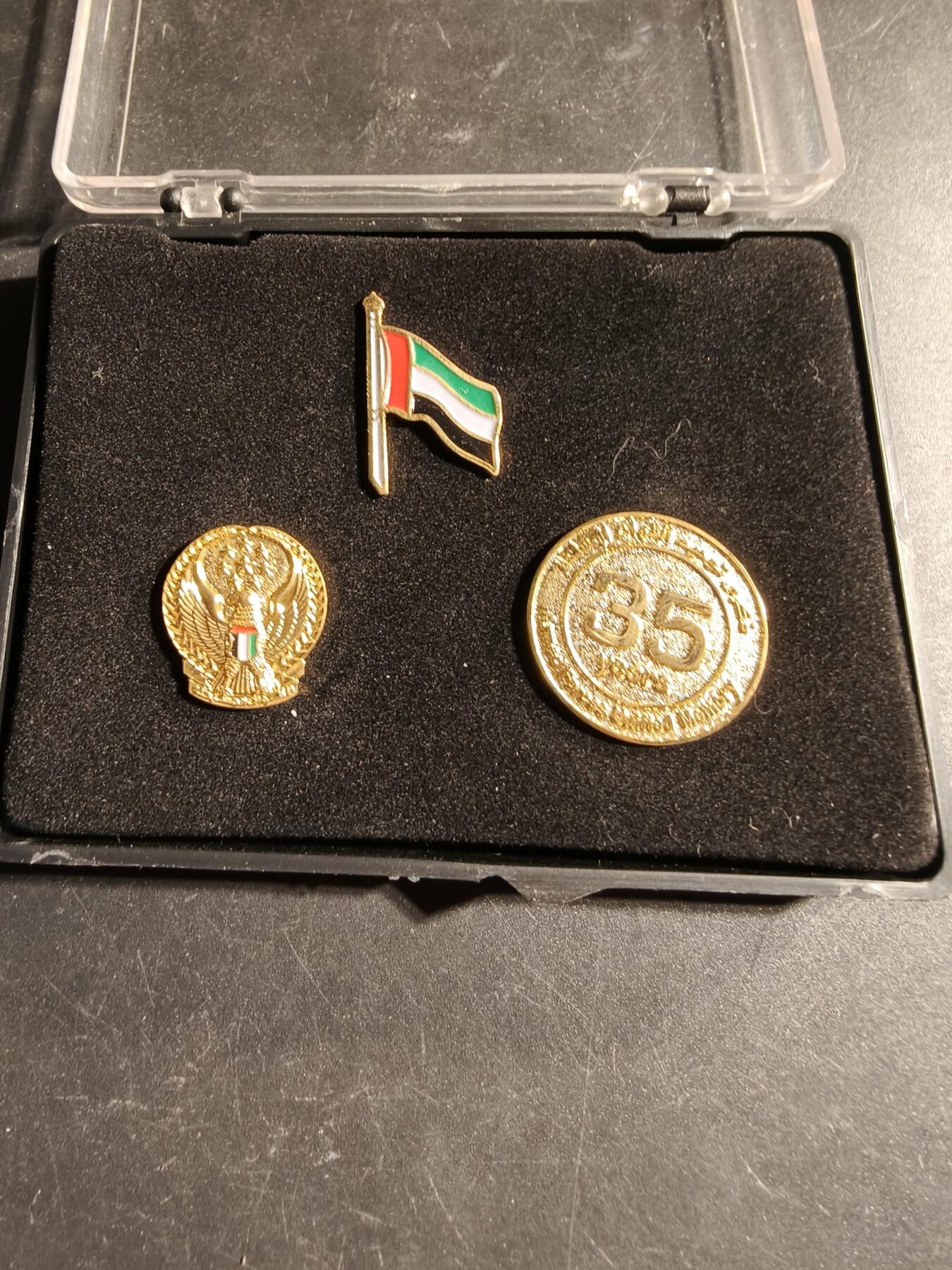 老王徽章第168期 阿联酋独立35周年纪念徽章     3枚一组     原盒