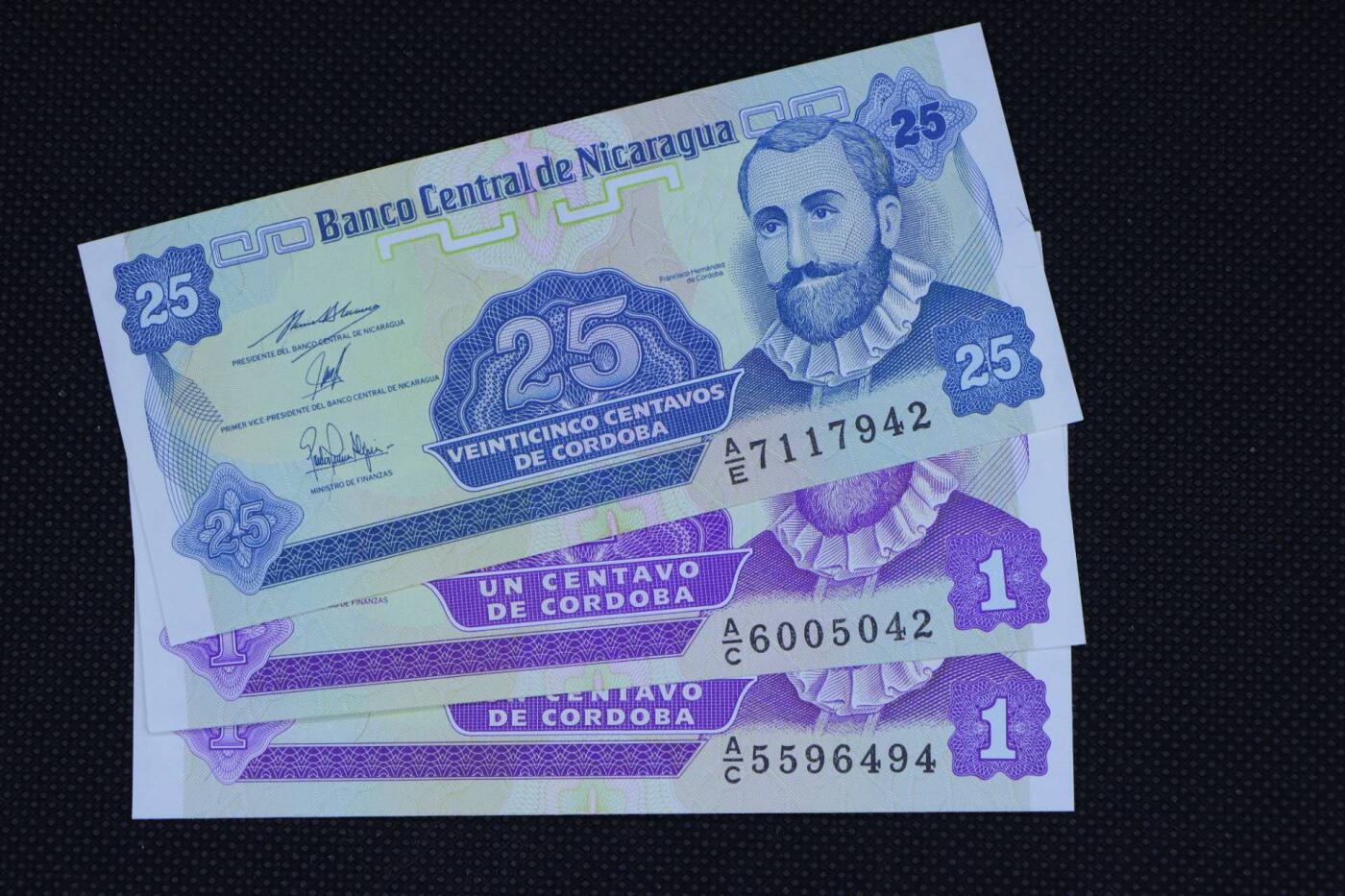 【淘币小摊】限时拍第八百二十一拍  纸币场  满百包邮可预留两周  周一统一发货  尼加拉瓜1-25可多巴纸币3张
