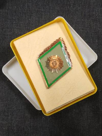 罗岚⭐新藏⭐特惠专拍第一场-分享拍场赚佣 - 民主德国内务部晶哥👮学院校徽 早期铜珐琅转轮版本带原盒 学习苏联的校徽为菱形