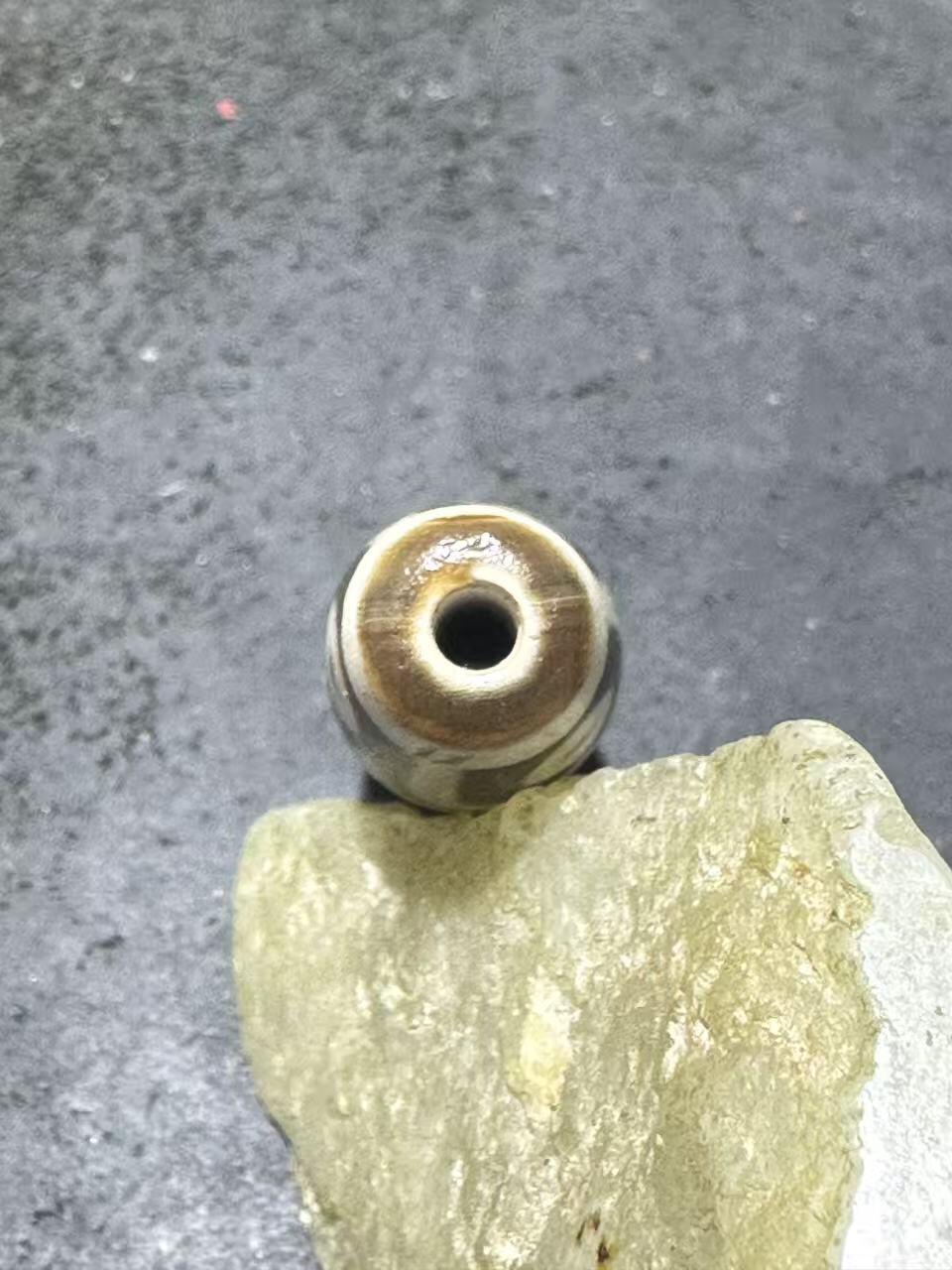 仅此一颗，藏传咖色九眼玛瑙天珠一颗，