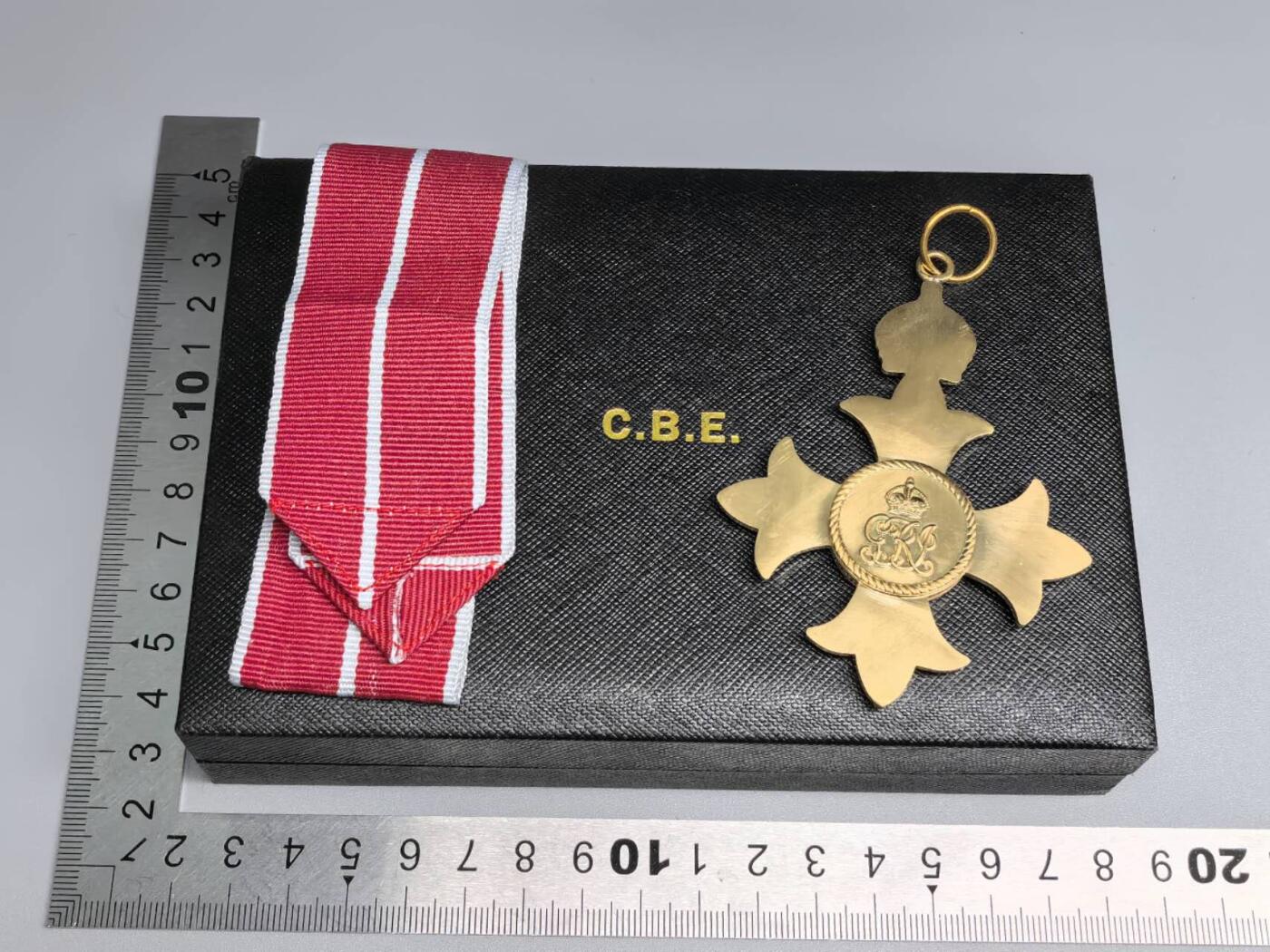 小驴勋章奖章收藏12月06日周六晚六点拍卖（珍爱和平，收藏战争，铭记历史，勿忘国耻，忠党爱国。有偿代拍，送拍规则在简介最后，参拍须阅读规则后再参拍，关系到运费包装发货时效真假辨别等关键信息，拍卖时不再发原图，看大图店主微信码在拍卖店铺介绍里） 复刻 大英帝国勋章C. B. E. ，黄铜材质复刻。