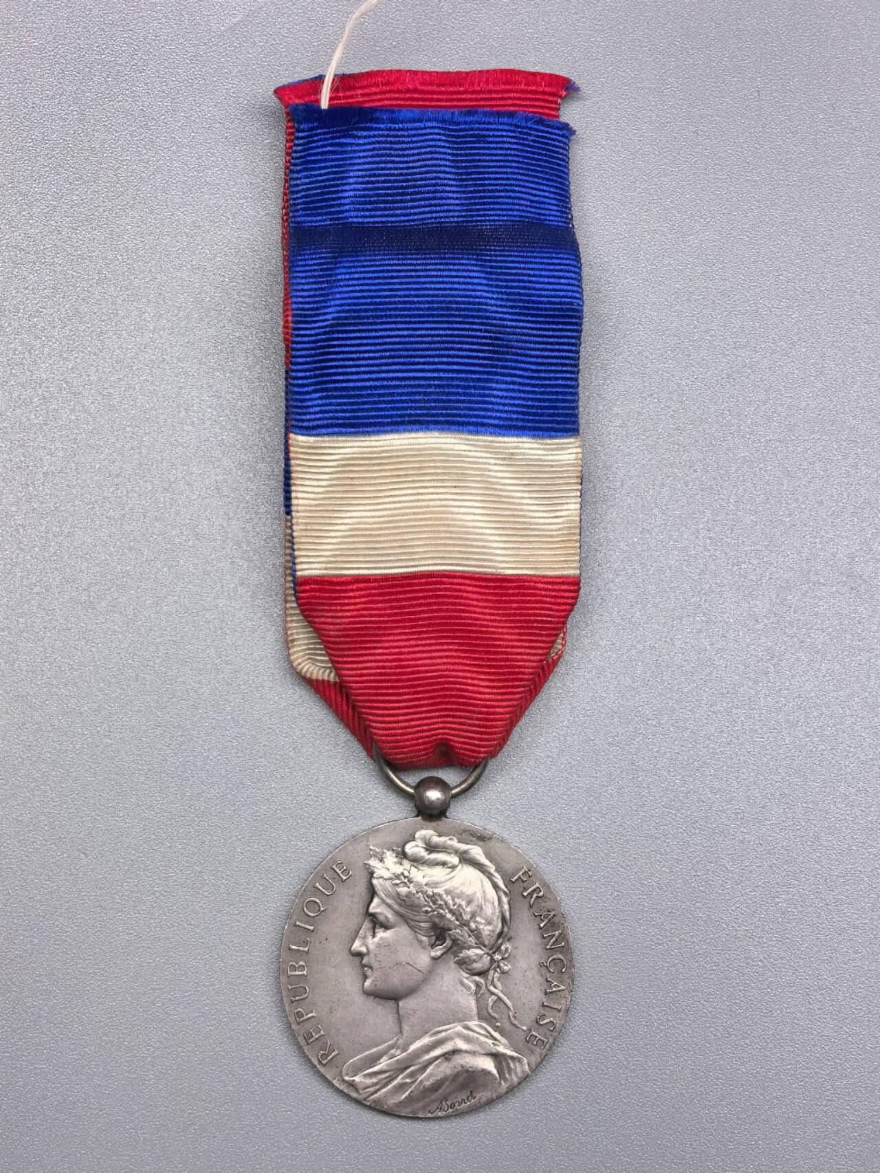 小驴勋章奖章收藏12月06日周六晚六点拍卖（珍爱和平，收藏战争，铭记历史，勿忘国耻，忠党爱国。有偿代拍，送拍规则在简介最后，参拍须阅读规则后再参拍，关系到运费包装发货时效真假辨别等关键信息，拍卖时不再发原图，看大图店主微信码在拍卖店铺介绍里） 法国劳工奖章，带1、丰饶角银标