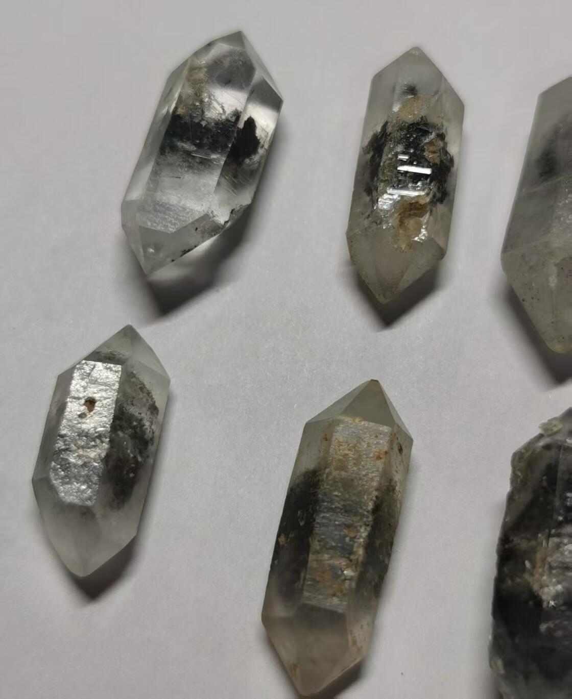 七河·世界钱币杂件水晶矿标小拍（总第30期） 藏家出品 X667 云贵闪灵水晶 糖心类 一组 8 枚，总体重量 30 多克 本件拍品由合作藏家负责邮寄