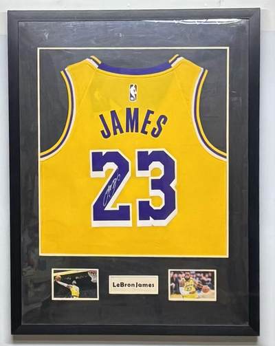 零元拍：詹姆斯亲笔签名湖人总冠军主场球衣，已做精美装裱，亚克力有轻微划痕，外框尺寸：647X847MM。因展品出展，镜框可能有轻微划痕，介意勿拍 - 零元拍：詹姆斯亲笔签名湖人总冠军主场球衣，已做精美装裱，亚克力有轻微划痕，外框尺寸：647X847MM。因展品出展，镜框可能有轻微划痕，介意勿拍