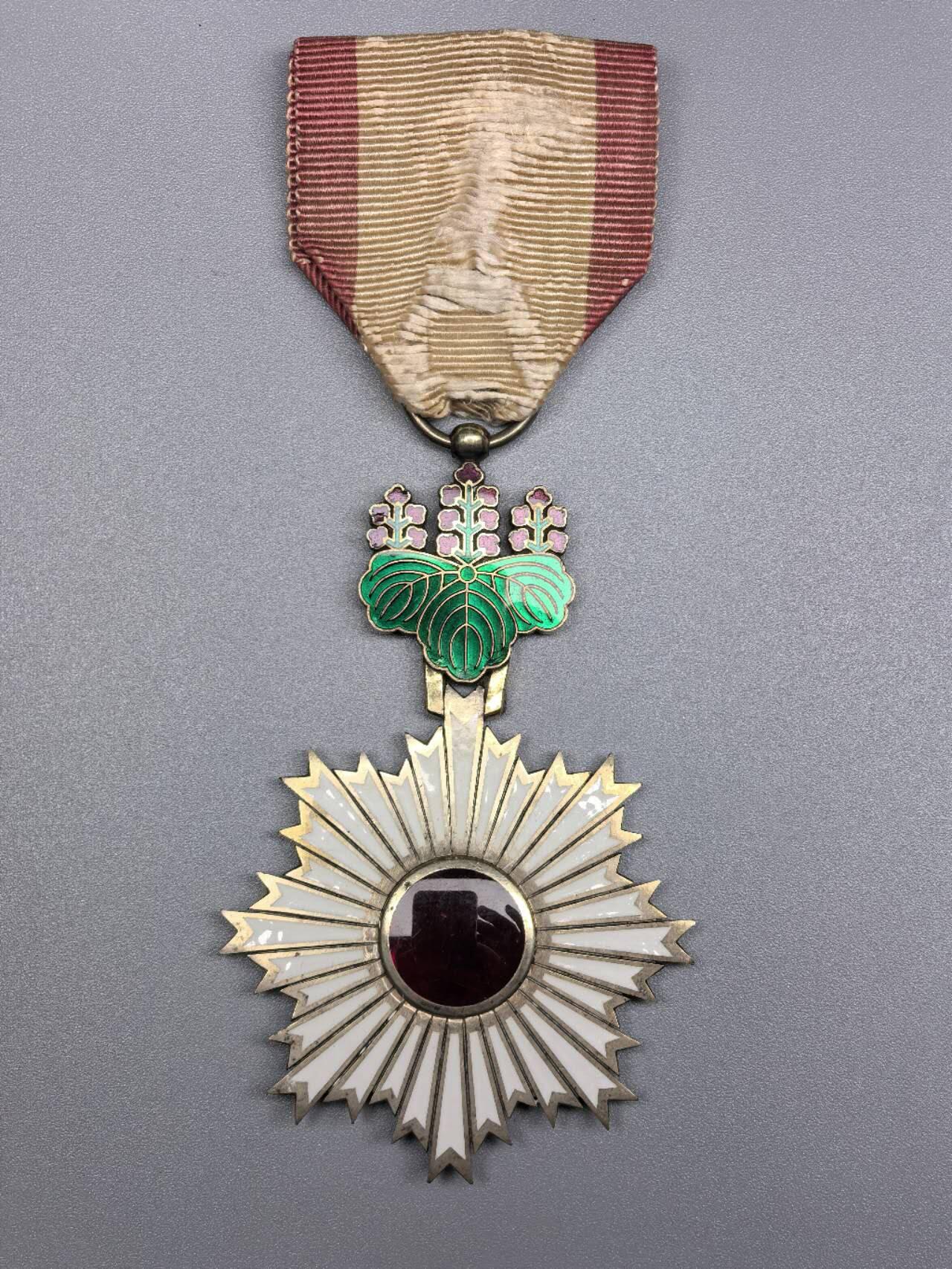 小驴勋章奖章收藏12月06日周六晚六点拍卖（珍爱和平，收藏战争，铭记历史，勿忘国耻，忠党爱国。有偿代拍，送拍规则在简介最后，参拍须阅读规则后再参拍，关系到运费包装发货时效真假辨别等关键信息，拍卖时不再发原图，看大图店主微信码在拍卖店铺介绍里） 早期无花结勋四等旭小绶日章，凹珐琅，紫红色绶带，侧面打“匕”标，银质七宝烧，青色部分有些许磕碰