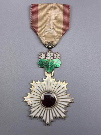 小驴勋章奖章收藏12月06日周六晚六点拍卖（珍爱和平，收藏战争，铭记历史，勿忘国耻，忠党爱国。有偿代拍，送拍规则在简介最后，参拍须阅读规则后再参拍，关系到运费包装发货时效真假辨别等关键信息，拍卖时不再发原图，看大图店主微信码在拍卖店铺介绍里） - 早期无花结勋四等旭小绶日章，凹珐琅，紫红色绶带，侧面打“匕”标，银质七宝烧，青色部分有些许磕碰