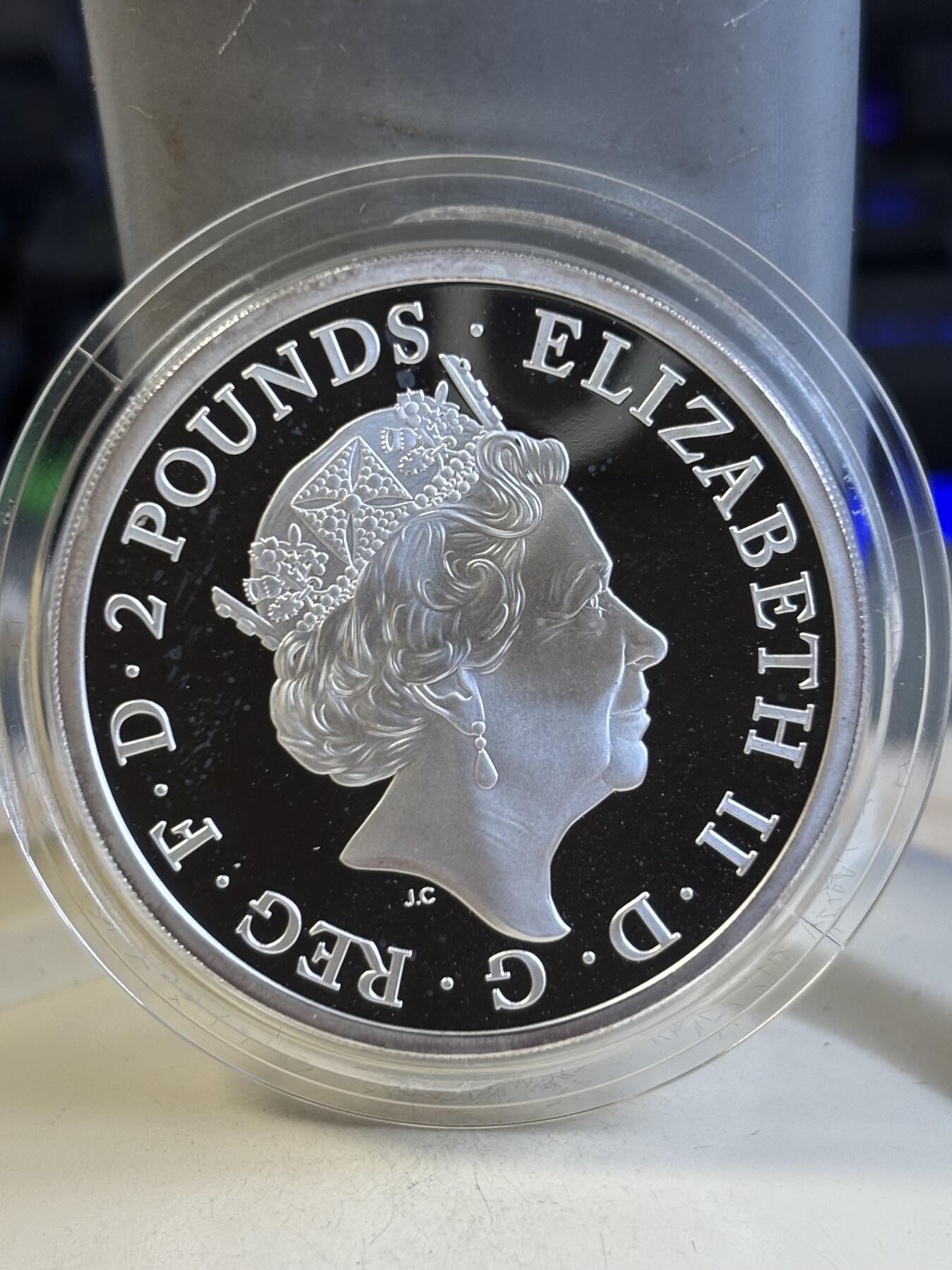 第184期拍卖 英国2023年中国生肖系列兔年1盎司精制纪念银币，999银，发行2888枚，有氧化