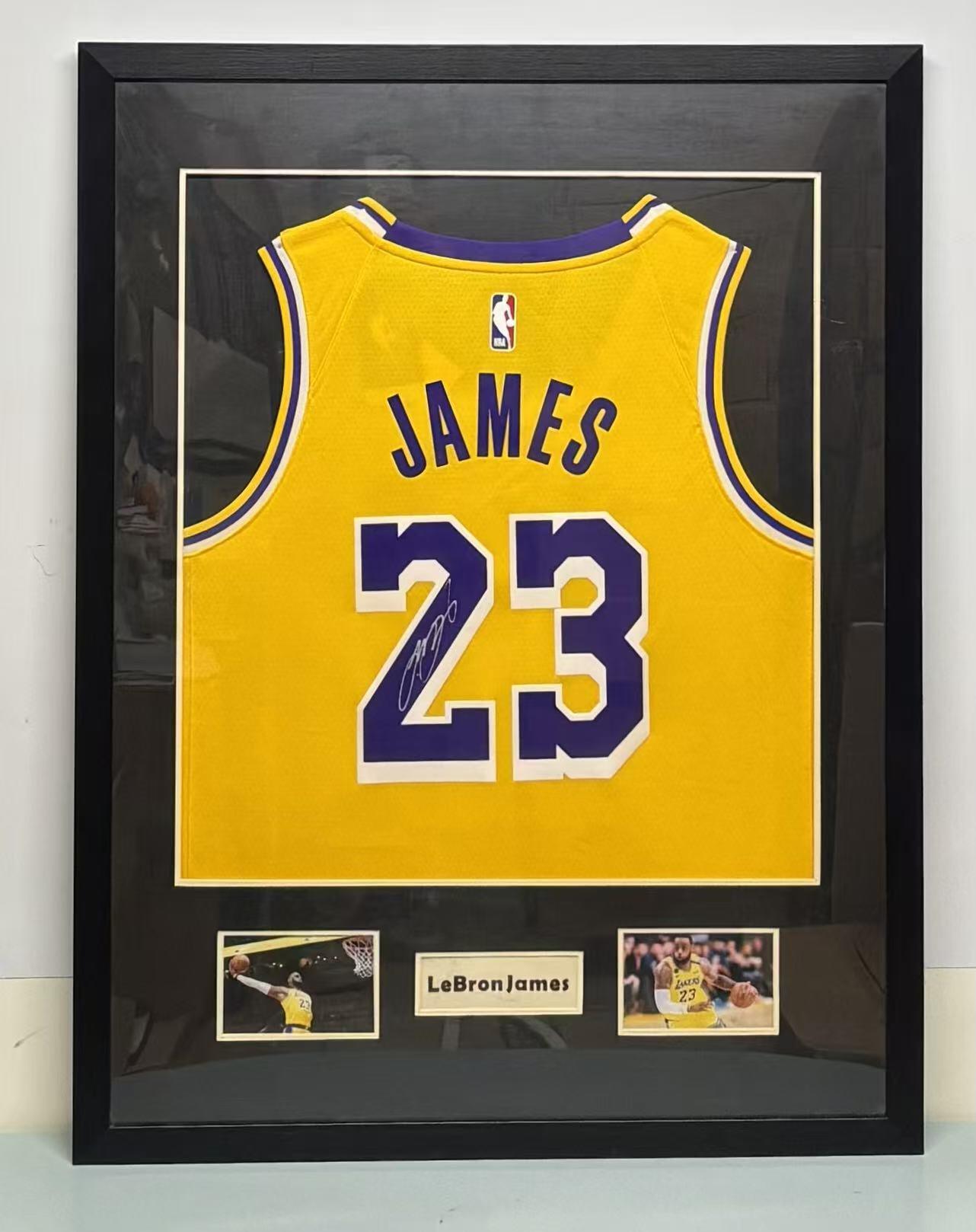 零元拍：詹姆斯亲笔签名湖人总冠军主场球衣，已做精美装裱，亚克力有轻微划痕，外框尺寸：647X847MM。因展品出展，镜框可能有轻微划痕，介意勿拍